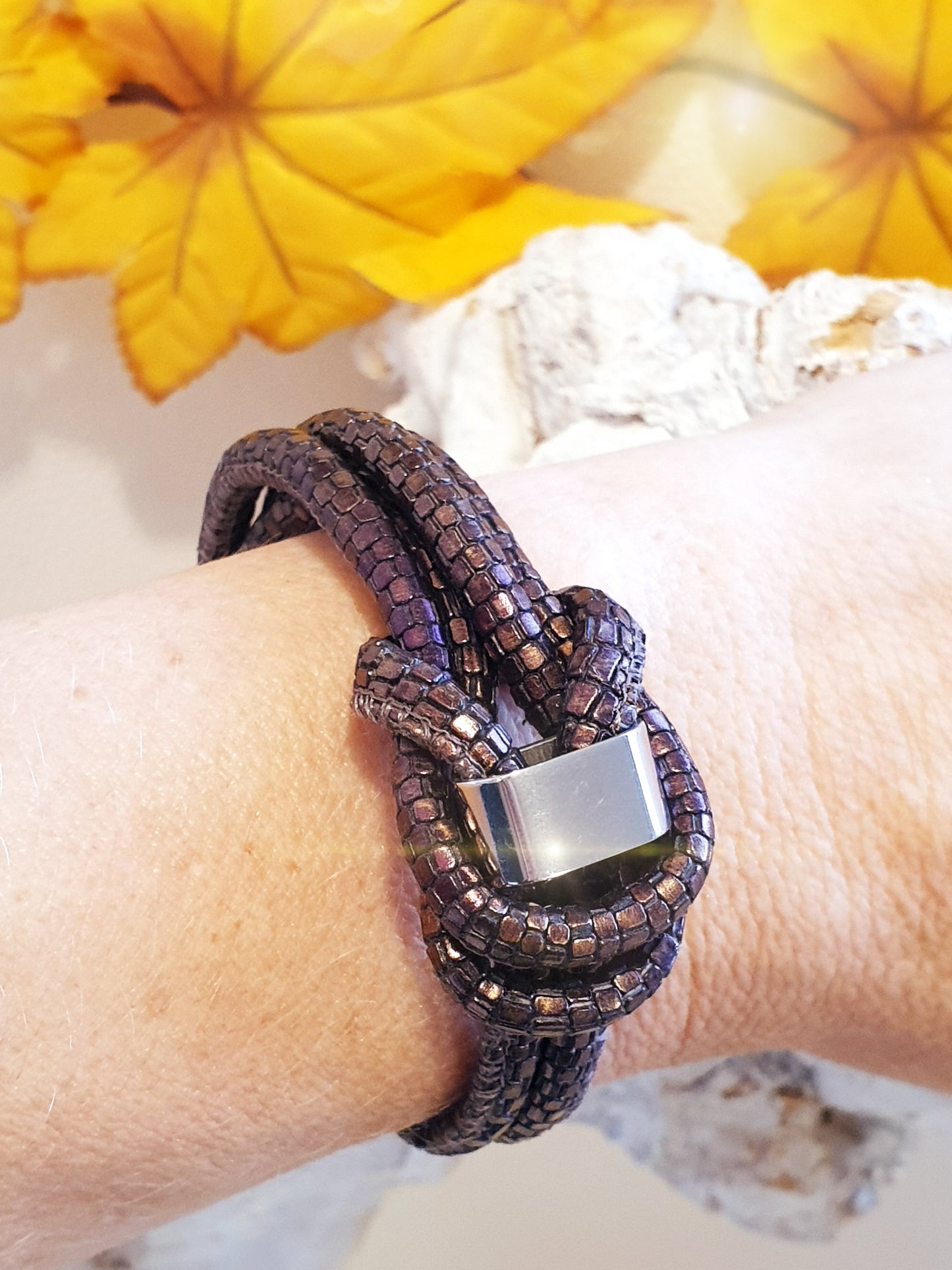 Exklusives Lederarmband mit Echsenprägung in Rotbraun metallic