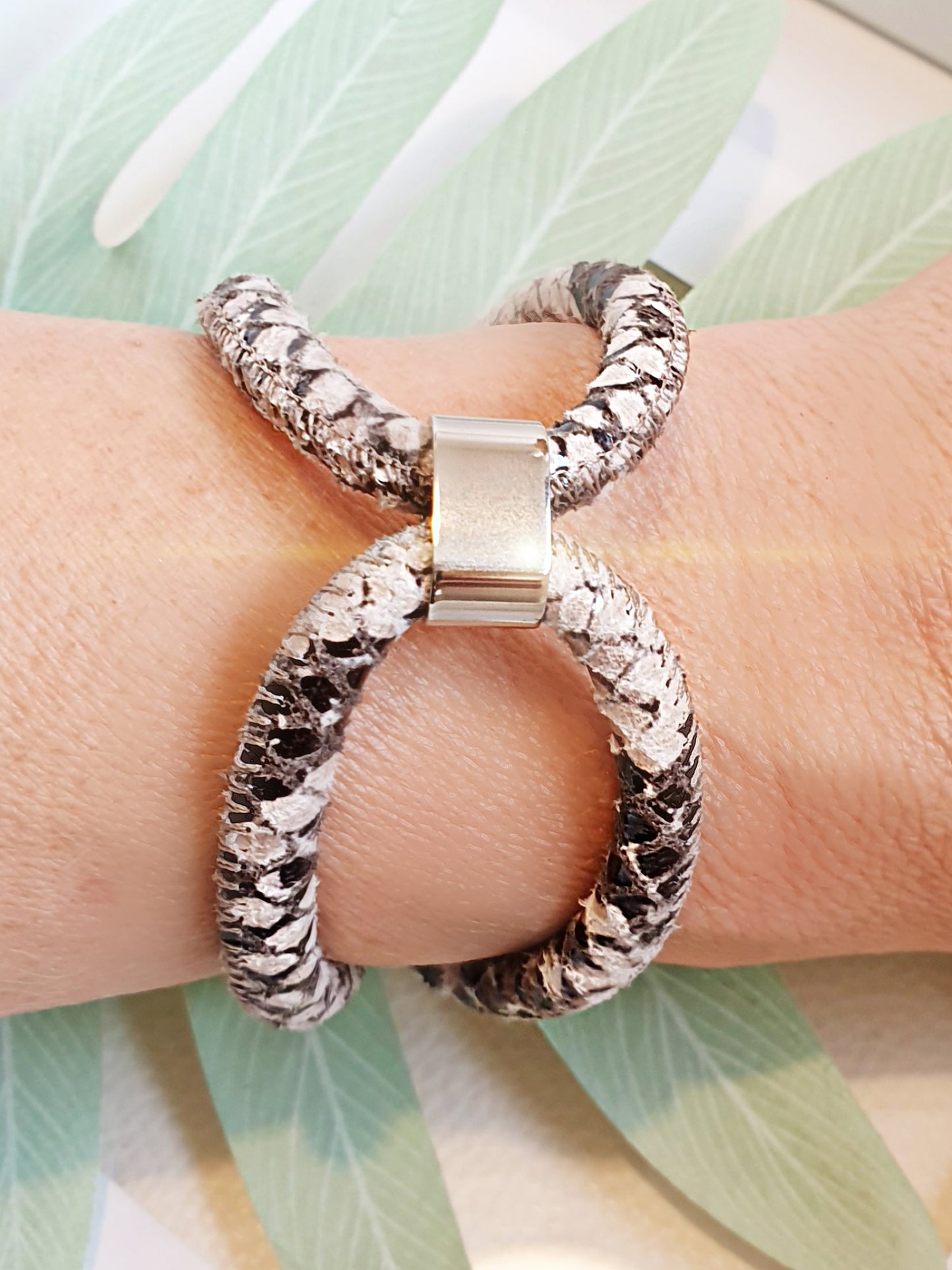 Lederarmband mit Schlangenprägung in Braun Beige