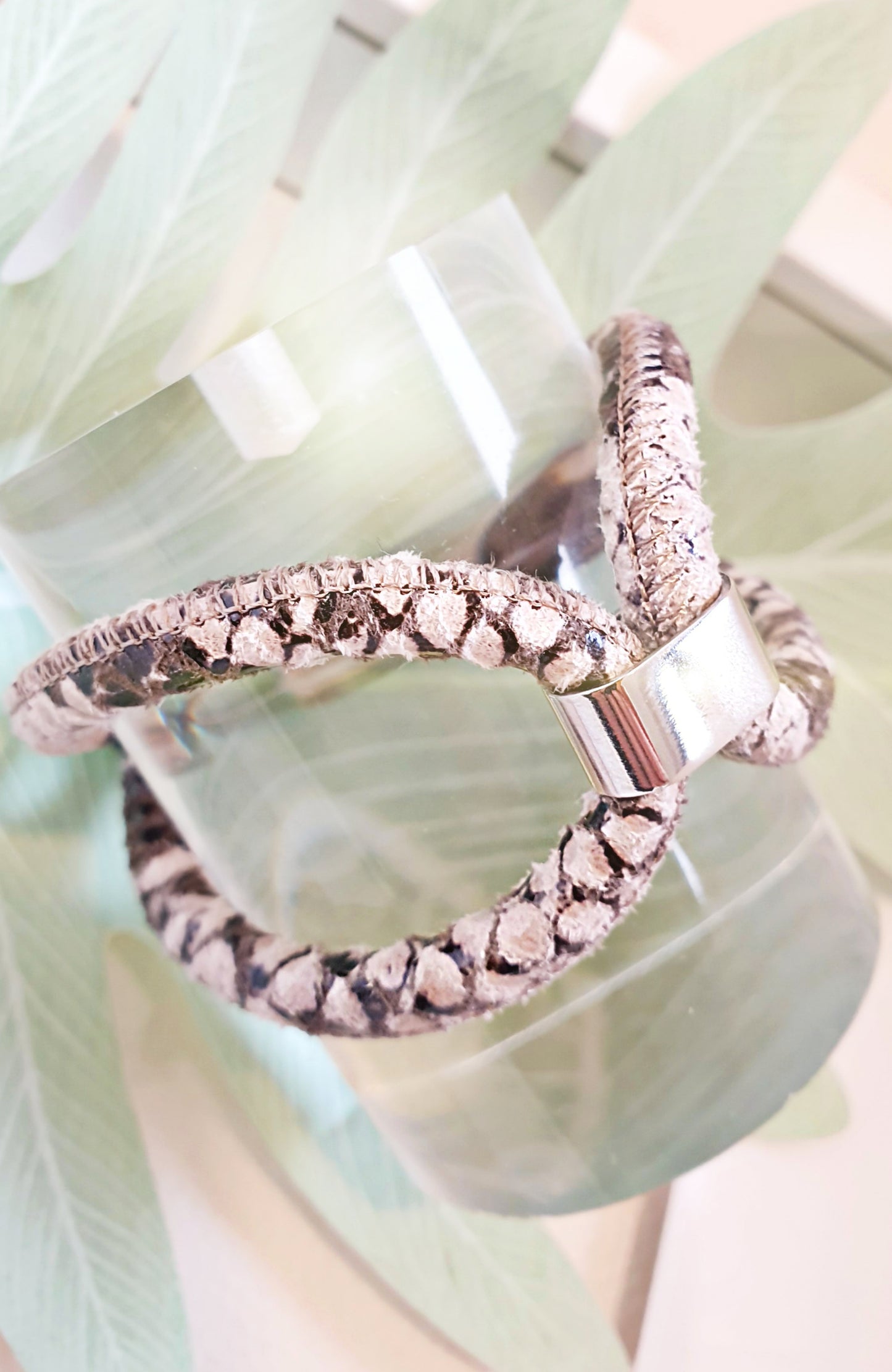 Lederarmband mit Schlangenprägung in Braun Beige