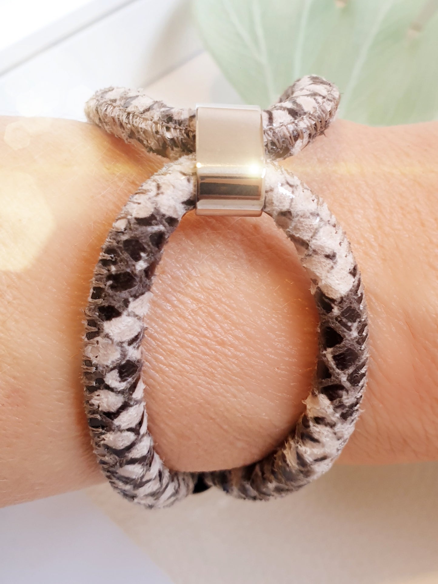 Lederarmband mit Schlangenprägung in Braun Beige