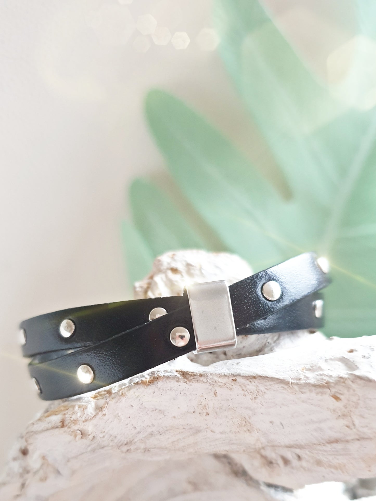 Lederarmband mit Nieten in Schwarz