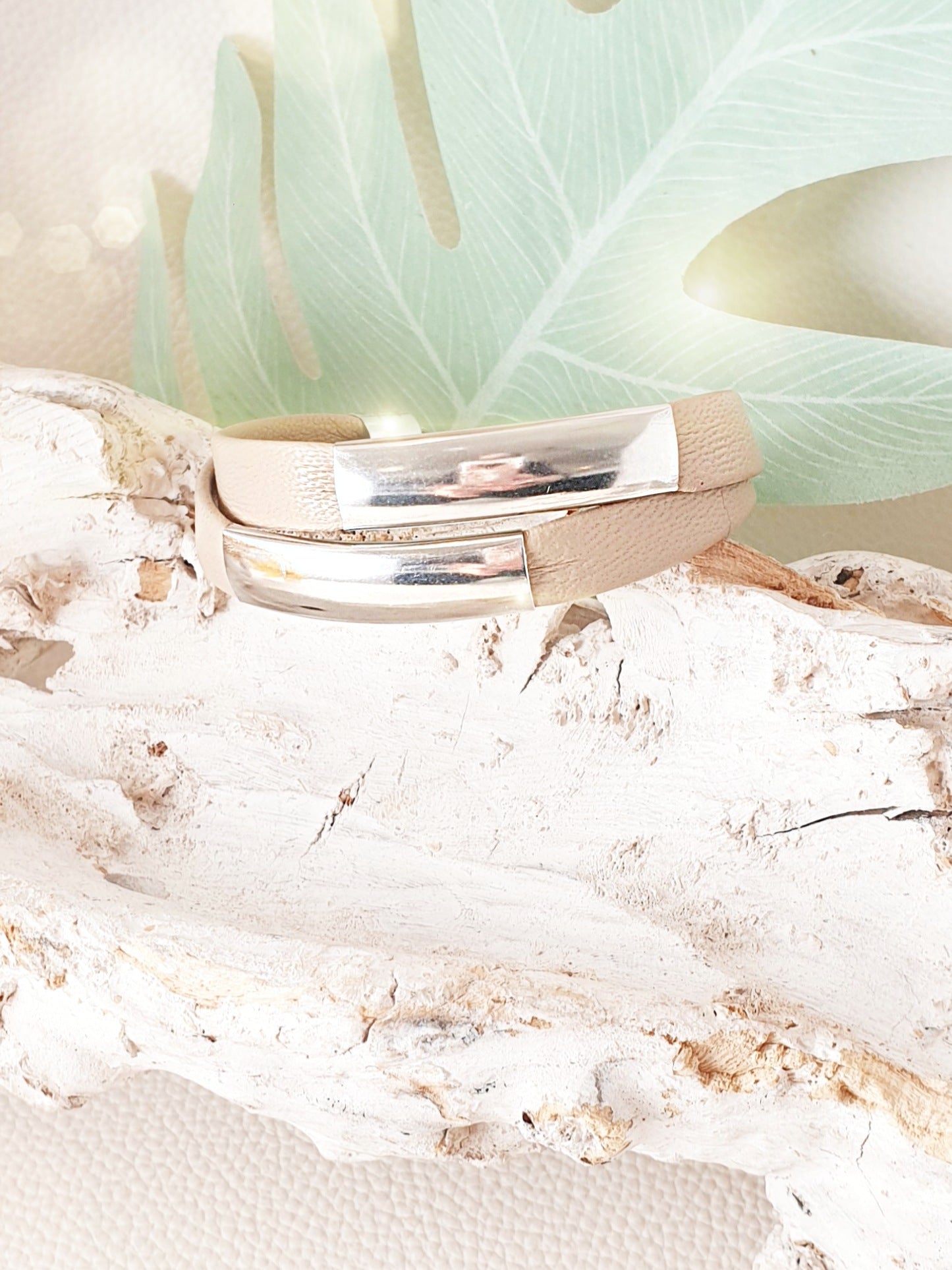 Lederarmband doppelt in Helltaupe mit Edelstahlelementen