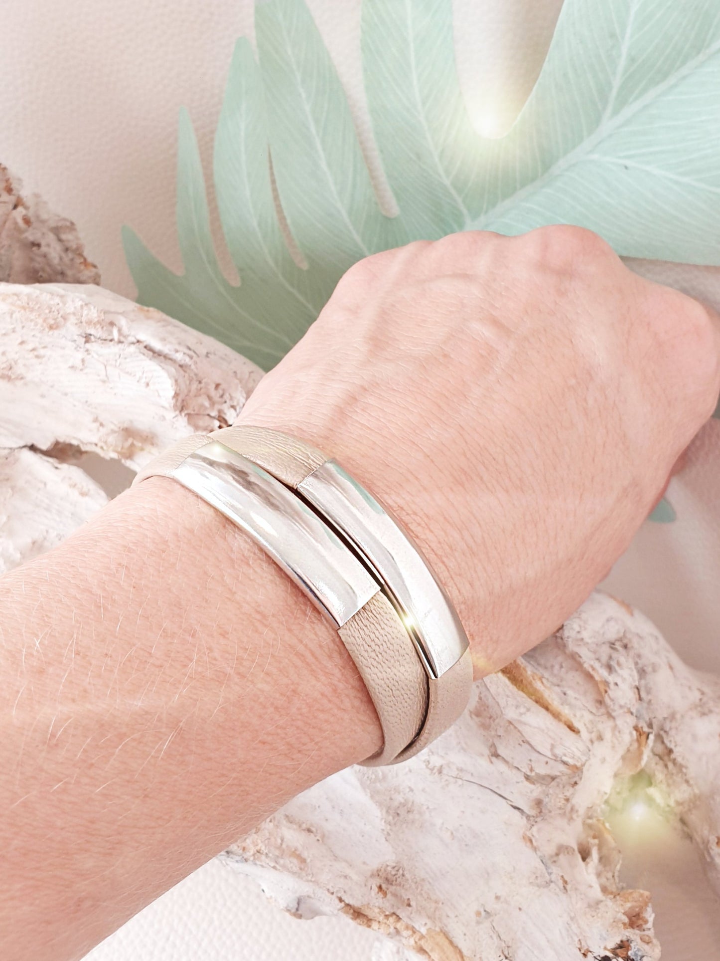 Lederarmband doppelt in Helltaupe mit Edelstahlelementen  