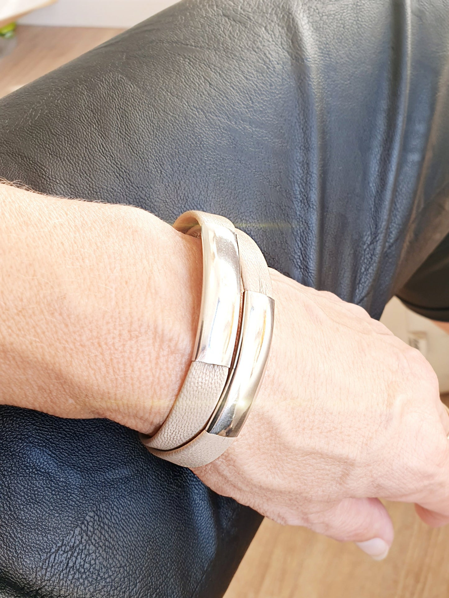 Lederarmband doppelt in Helltaupe mit Edelstahlelementen  