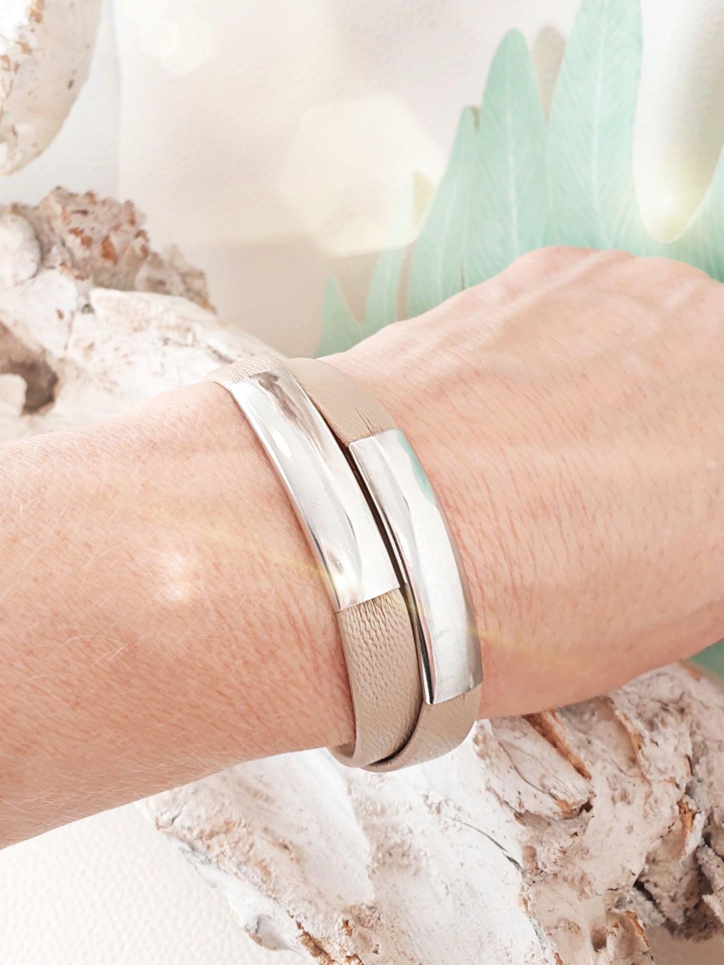 Lederarmband doppelt in Helltaupe mit Edelstahlelementen  