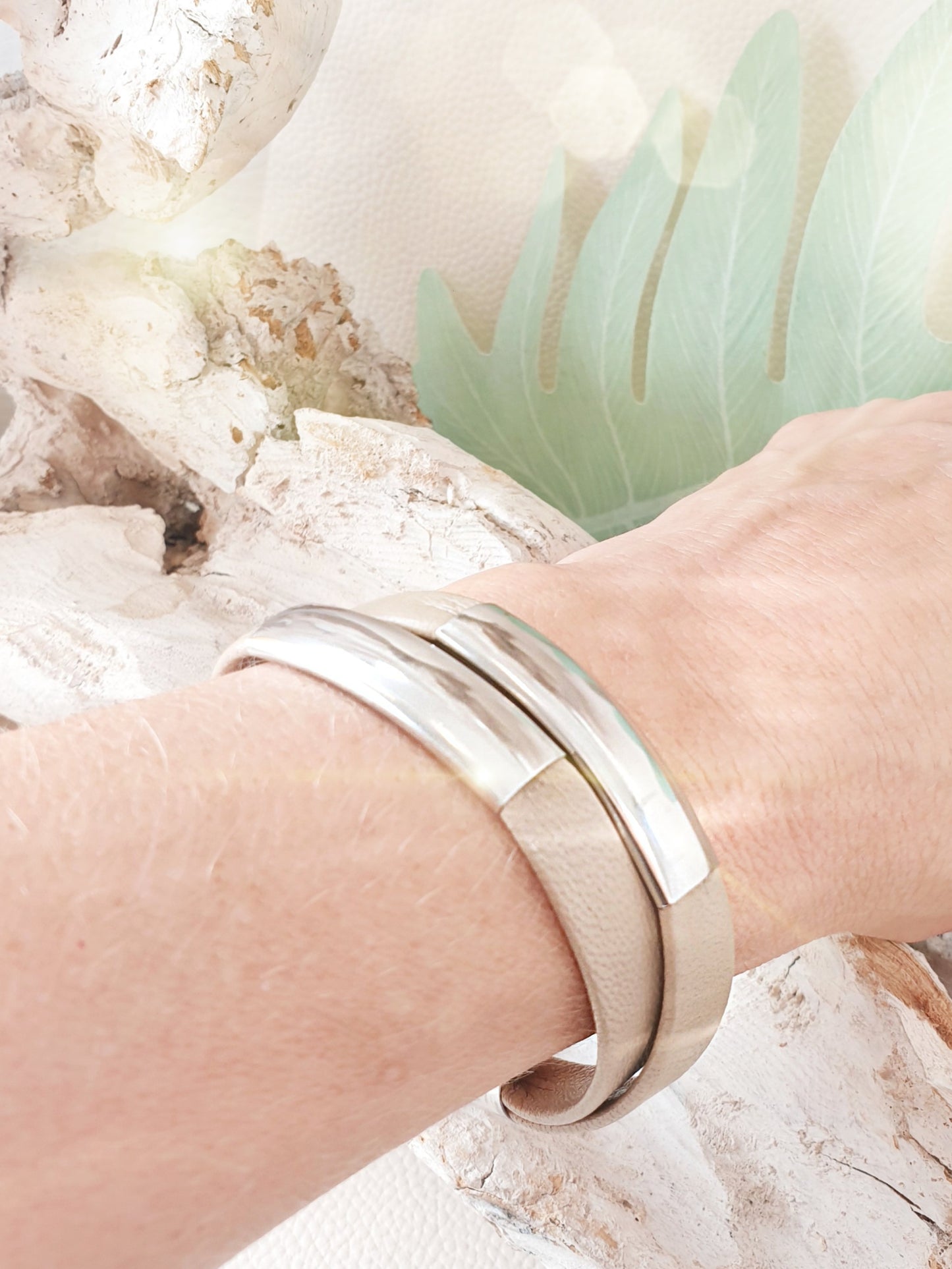 Lederarmband doppelt in Helltaupe mit Edelstahlelementen