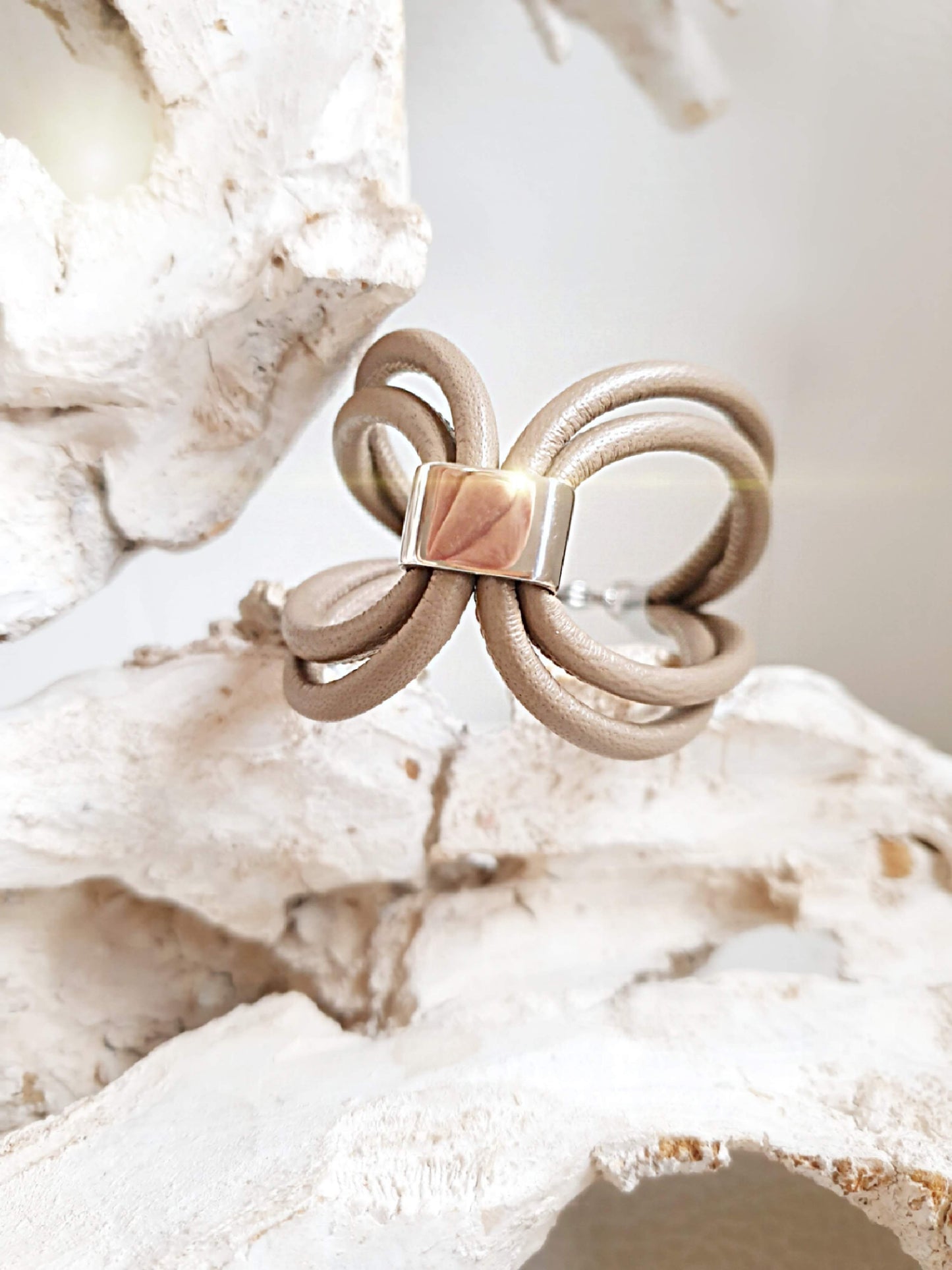 Extravagantes Lederarmband für Damen in Taupe
