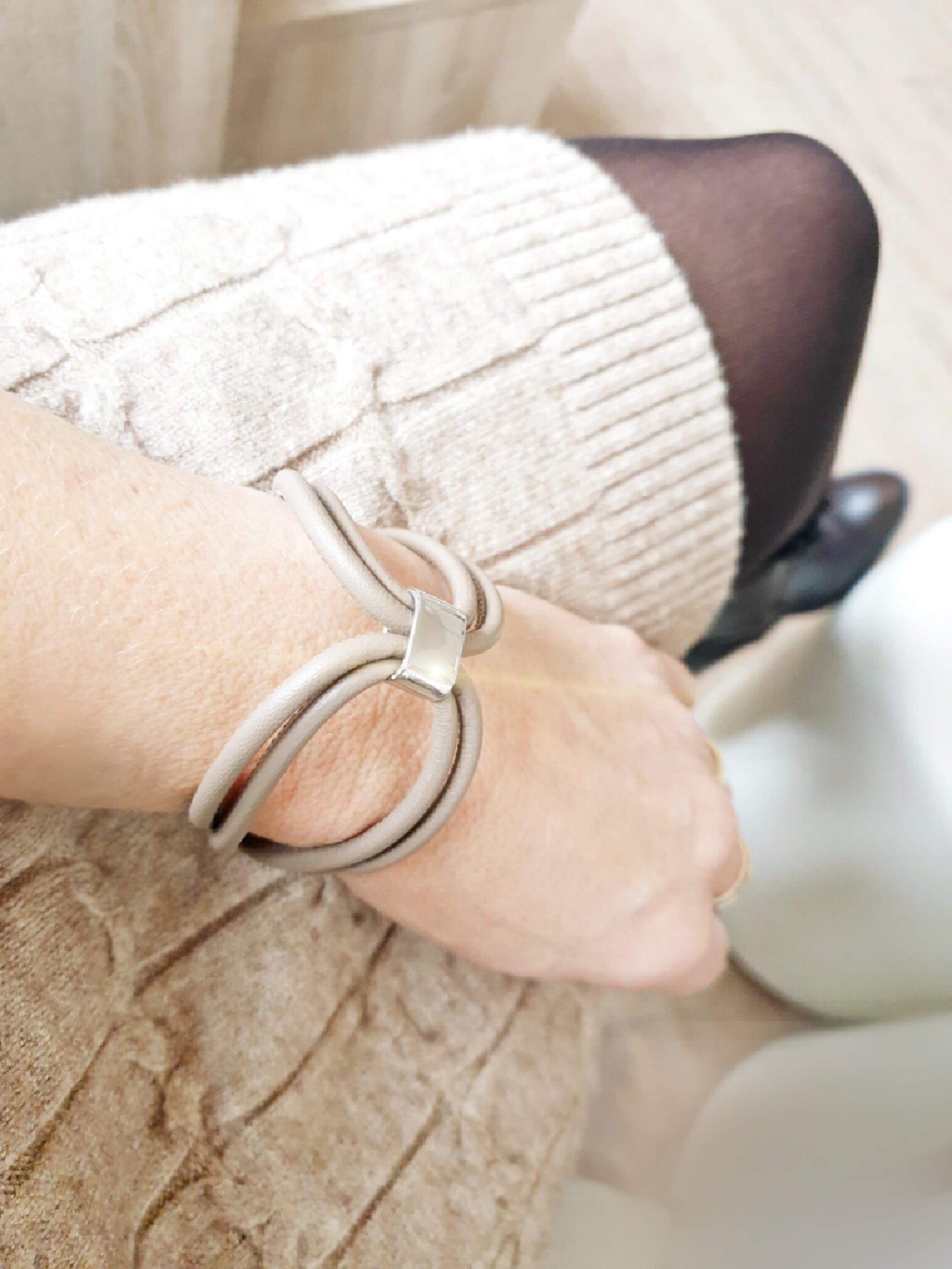 Extravagantes Lederarmband für Damen in Taupe