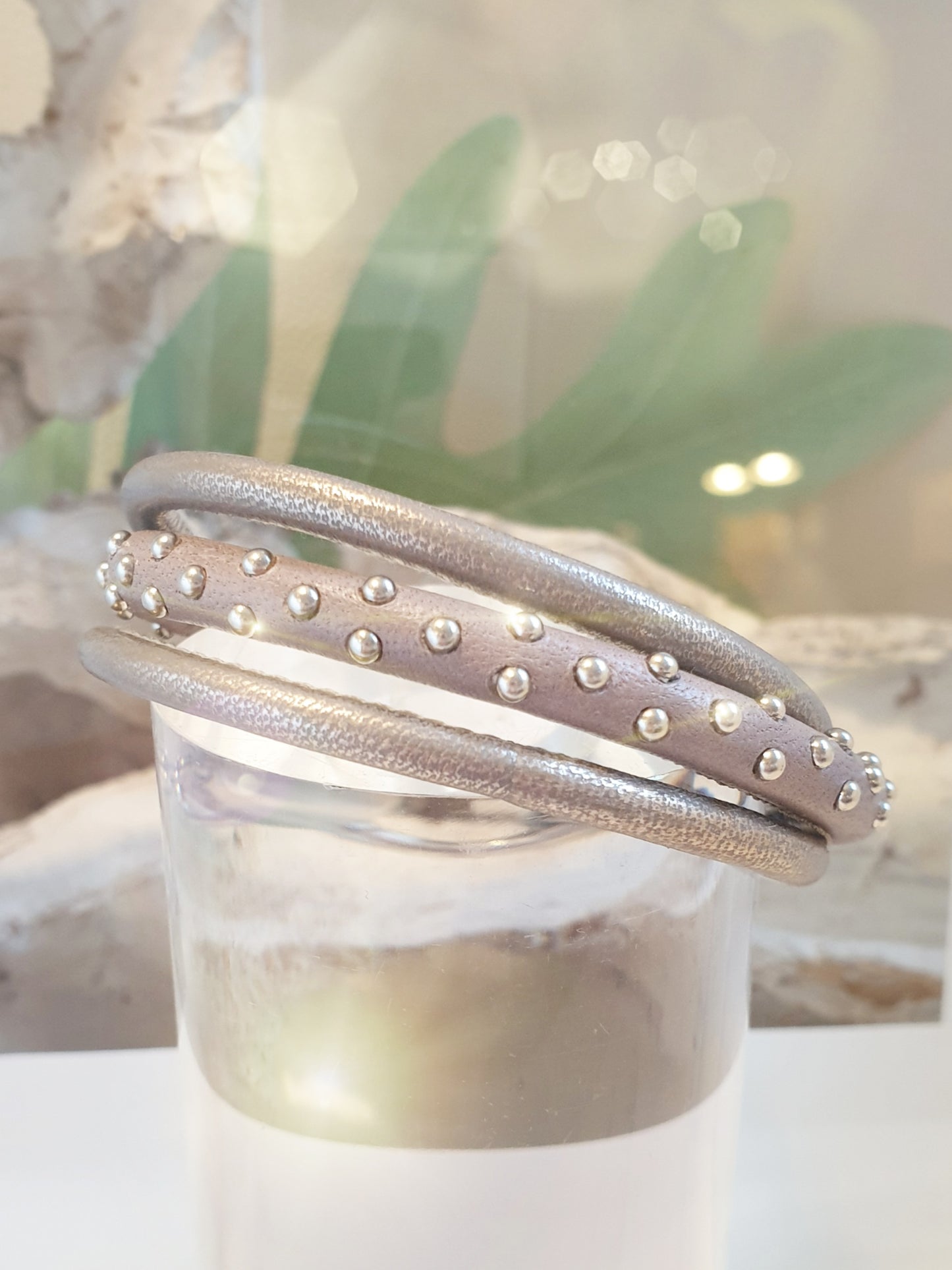 Lederarmband mit Nieten in Taupe
