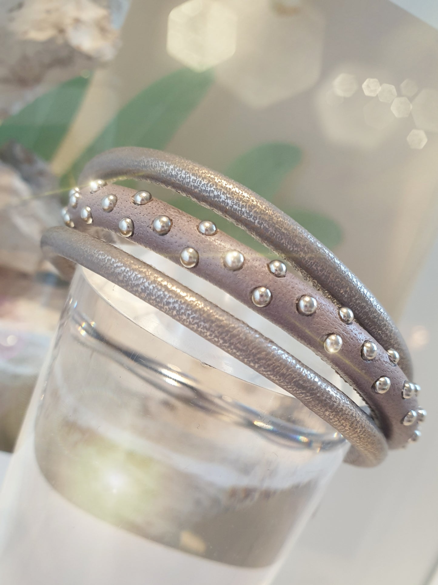 Lederarmband mit Nieten in Taupe