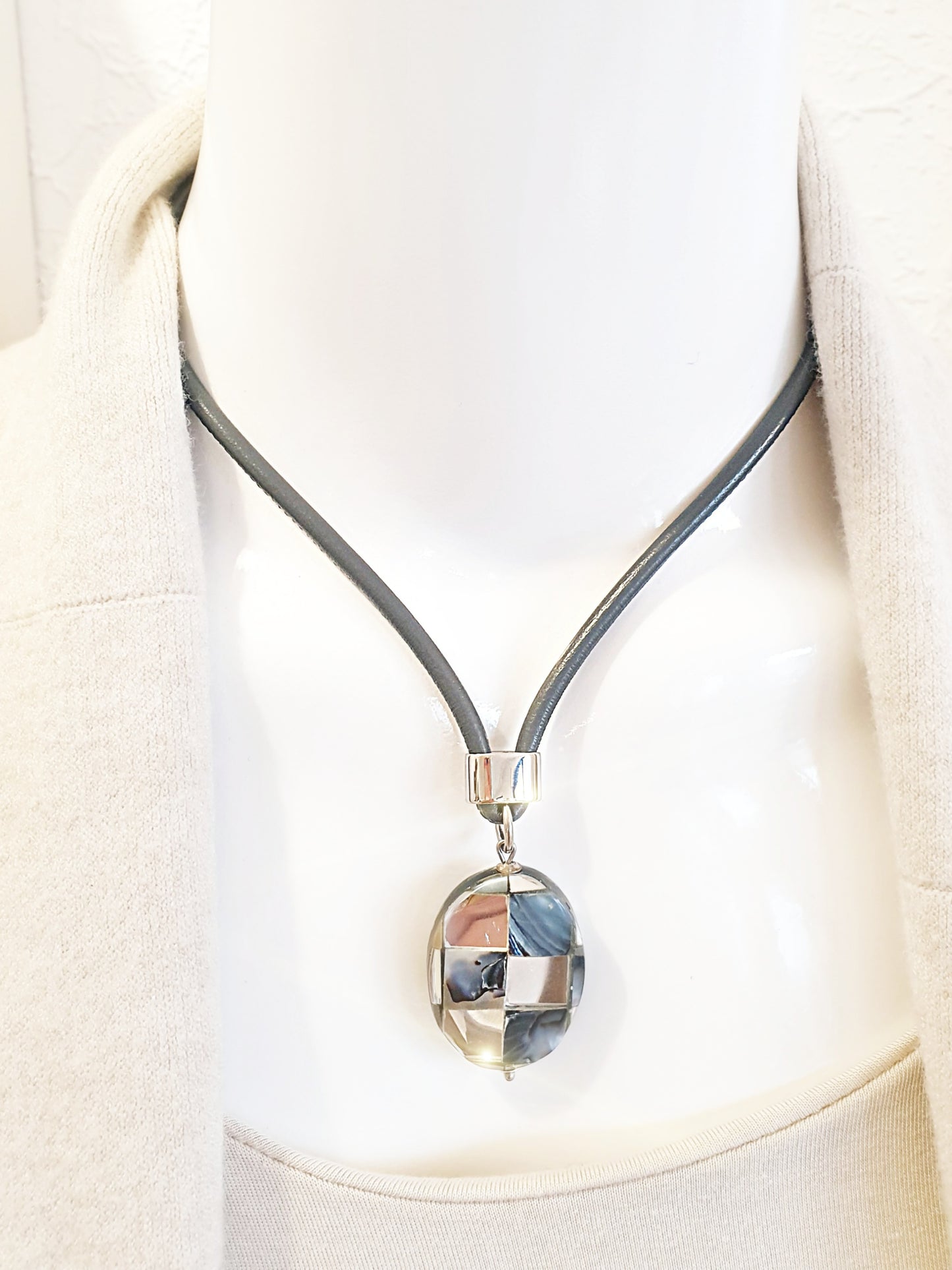 Kurze Lederkette aus dickem Nappaleder in Grau mit Anhänger