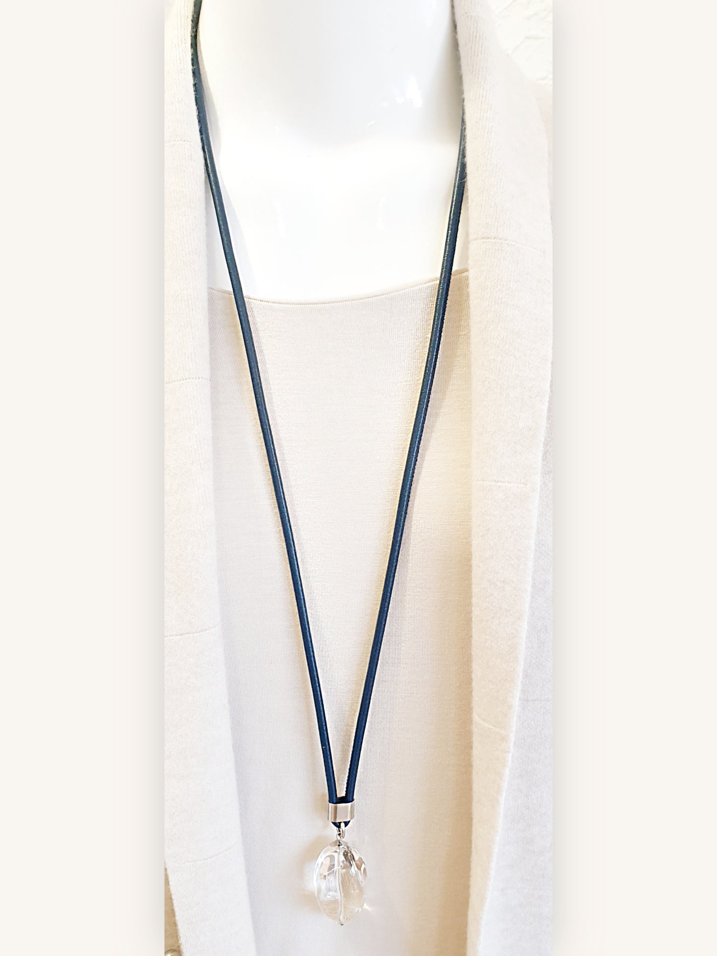 Lederkette lang aus dickem Leder mit Bergkristall