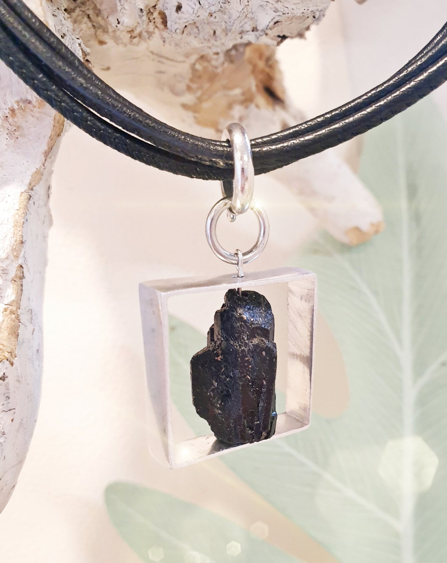 Anhänger aus Aluminium mit Tektit an schwarzer Lederkette