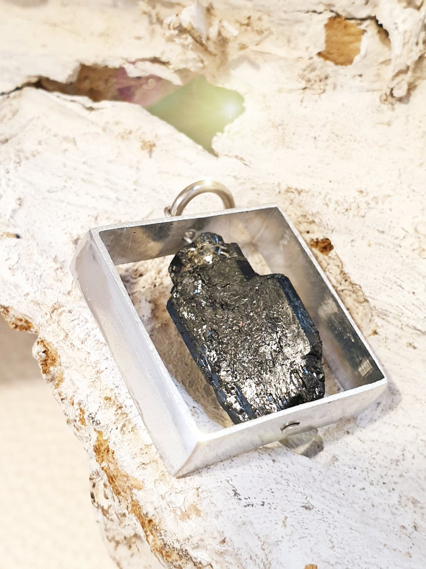 Anhänger aus Aluminium mit Tektit