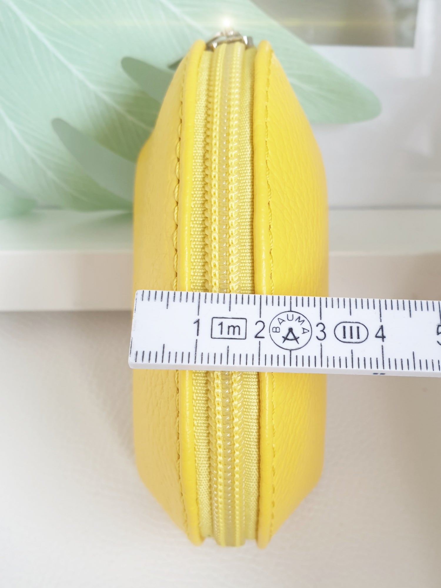 Kleines Beutelchen für Kleinigkeiten, wie Tabletten, Lippenstift etc. aus Leder in Gelb Maß Tiefe