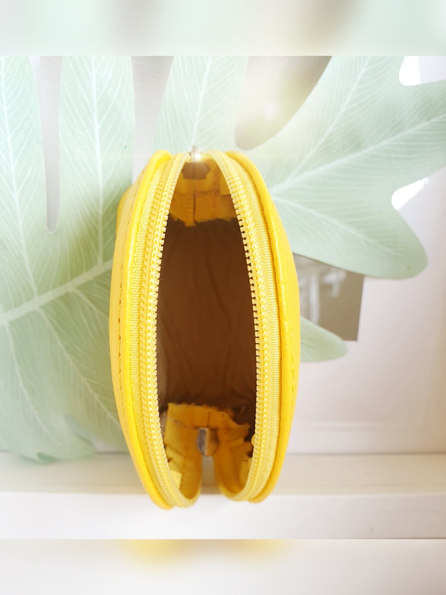 Kleines Beutelchen für Kleinigkeiten, wie Tabletten, Lippenstift etc. aus Leder in Gelb offen