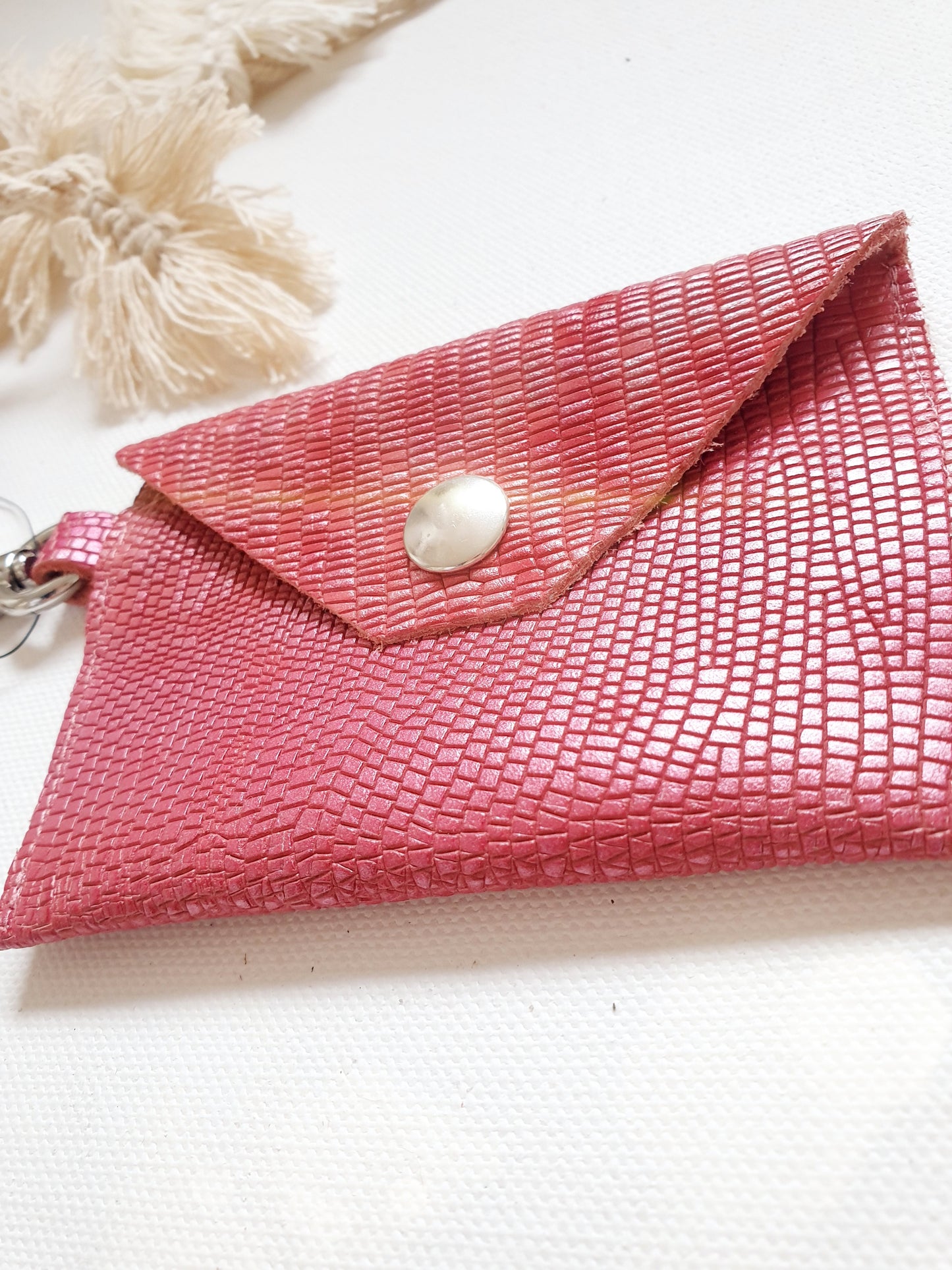 Minibag Taschenanhänger aus Leder mit Schlangenprägung in Pink