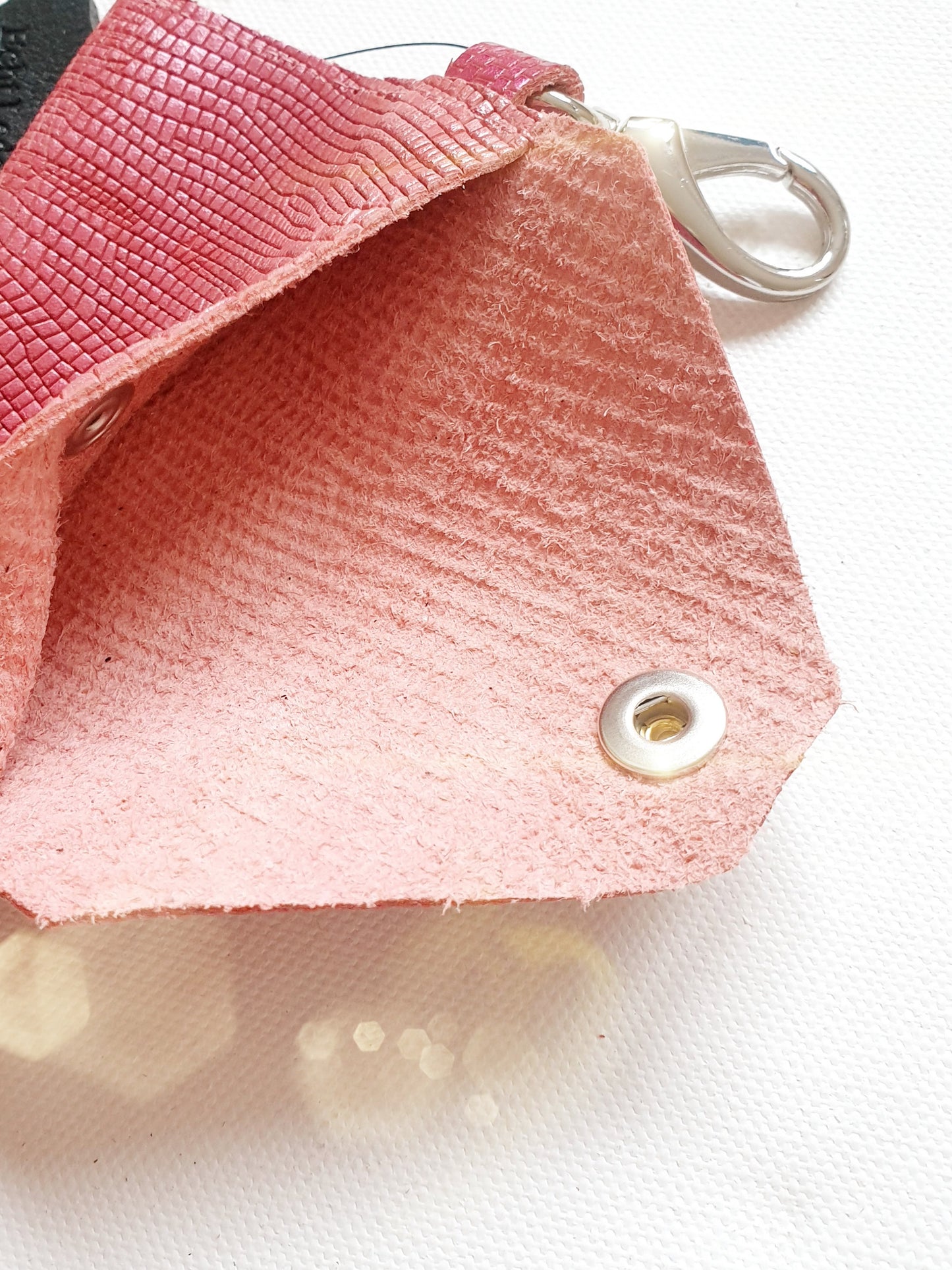 Minibag Taschenanhänger aus Leder mit Schlangenprägung in Pink