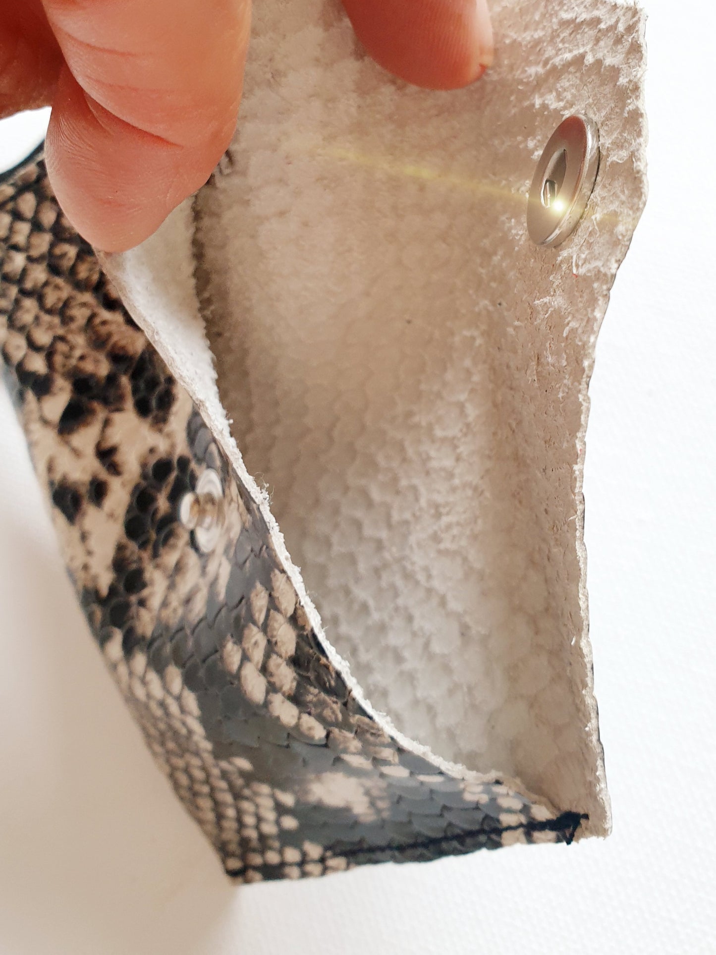 Minibag Taschenanhänger aus Leder mit Schlangen Prägung schwarz beige