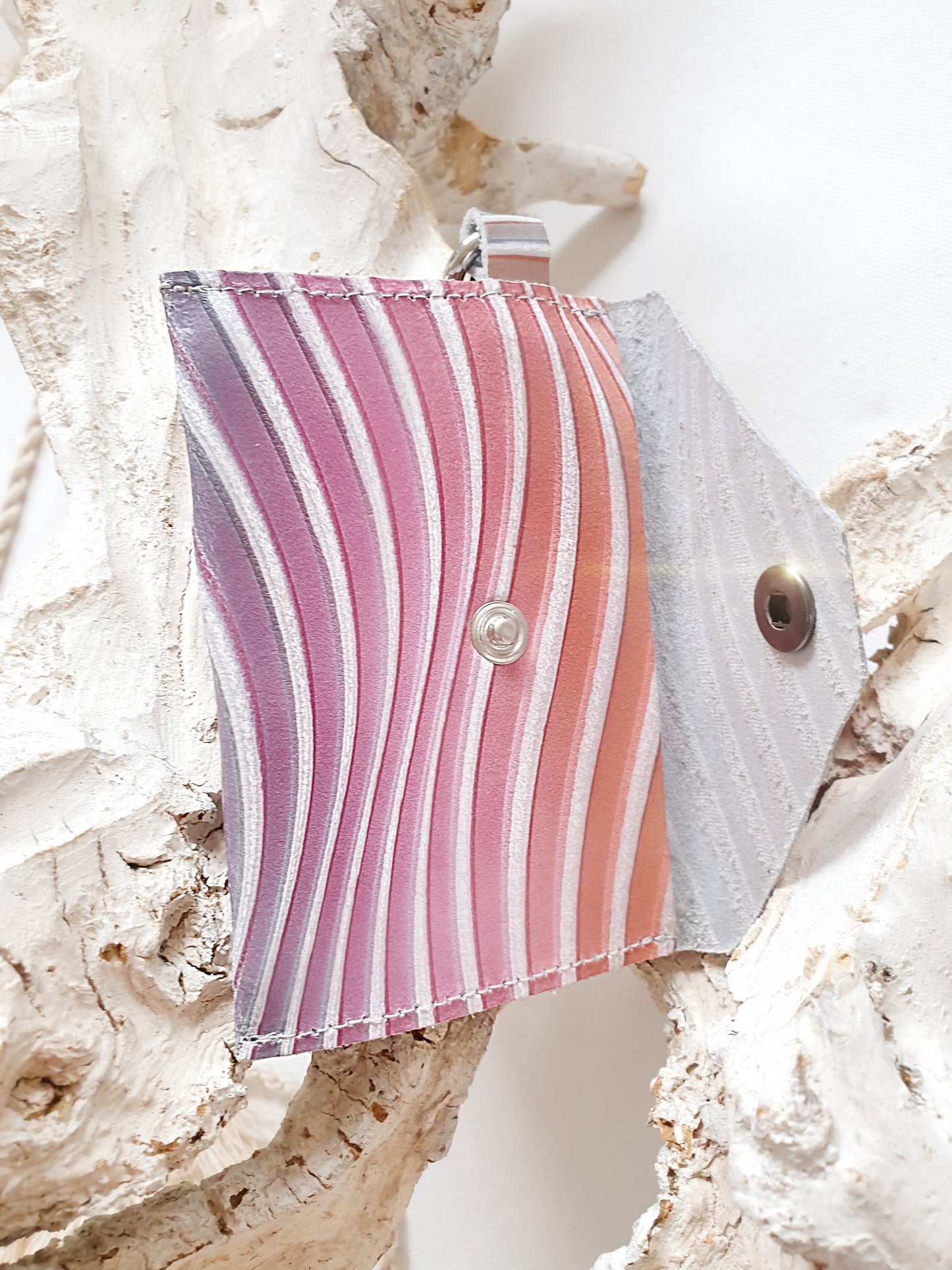 Minibag Taschenanhänger aus Leder mit Wellenprägung in Pink