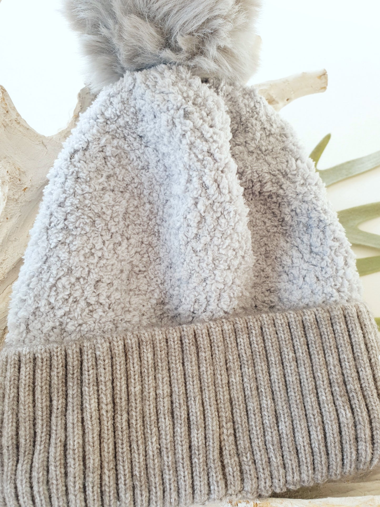 muetze-bommel-strick-weich-grau-1