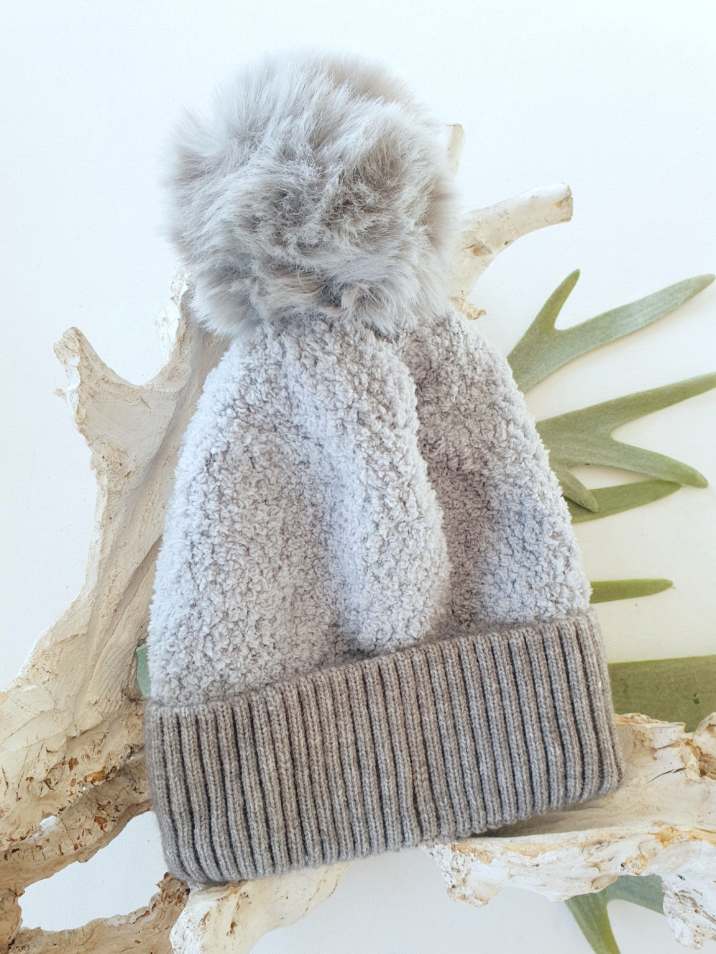 muetze-bommel-strick-weich-grau-1