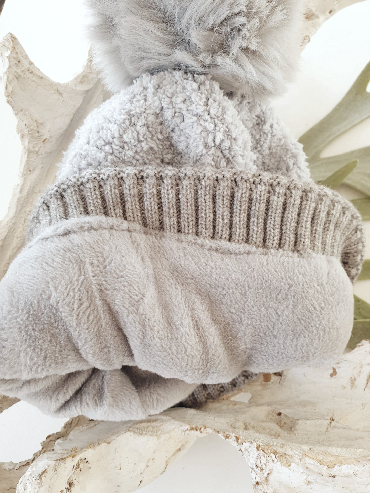 muetze-bommel-strick-weich-grau-1