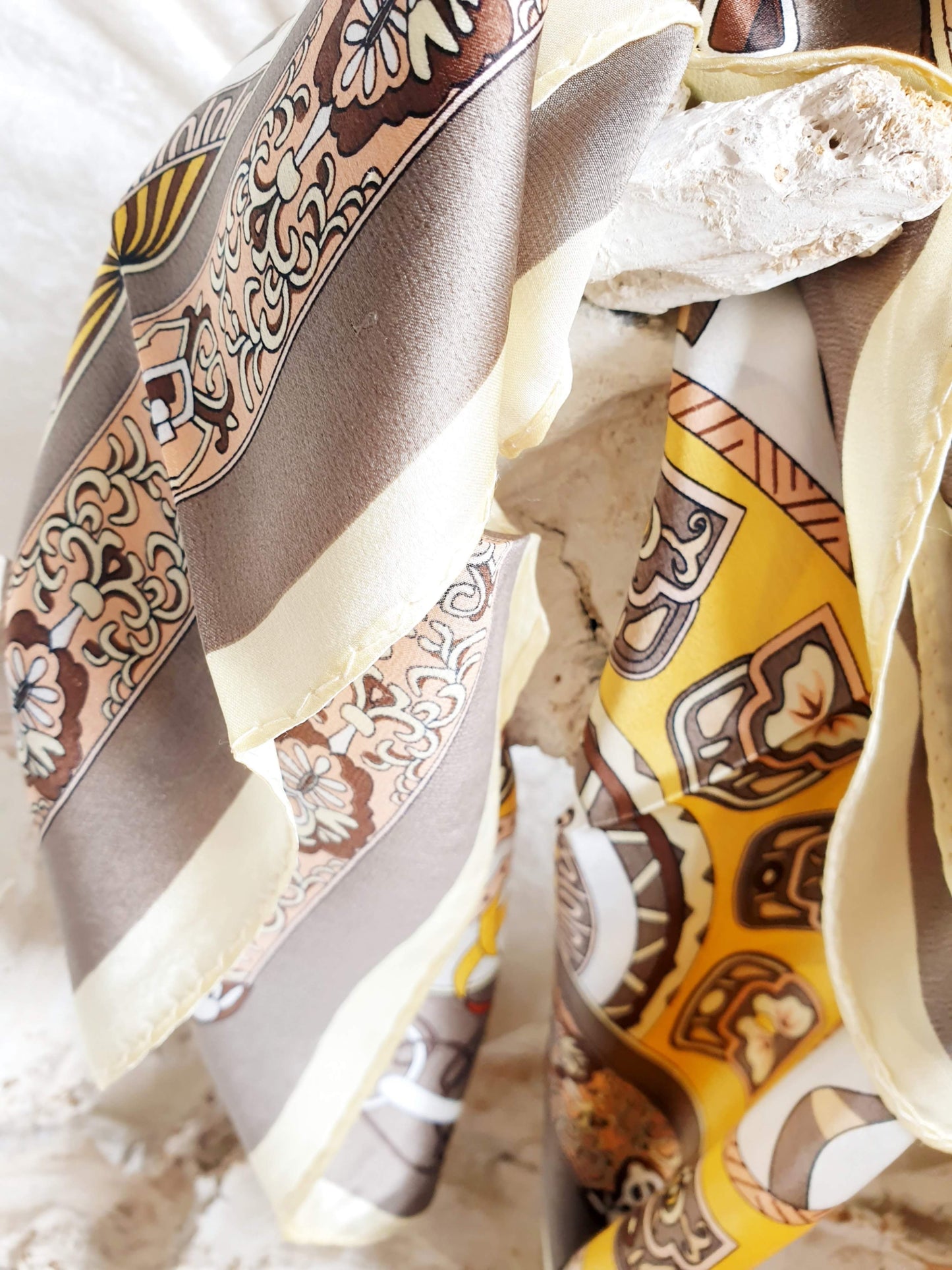 Nickituch kleiner Schal aus Seide mit Muster in Gelb und Taupe