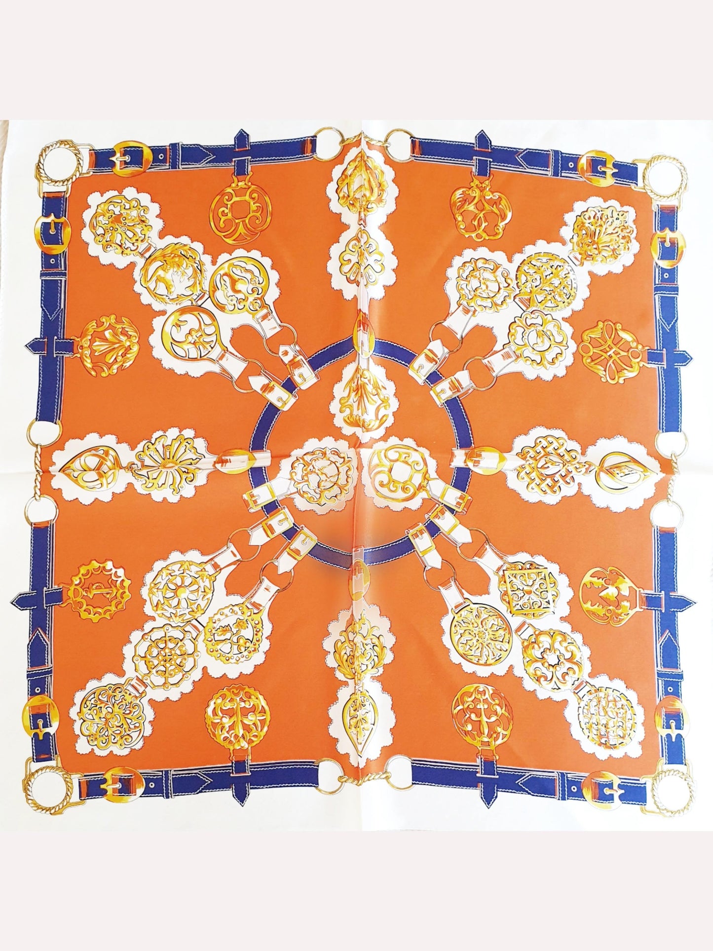 Nickituch aus Seide in Orange mit Muster in Blau und Gelb komplett