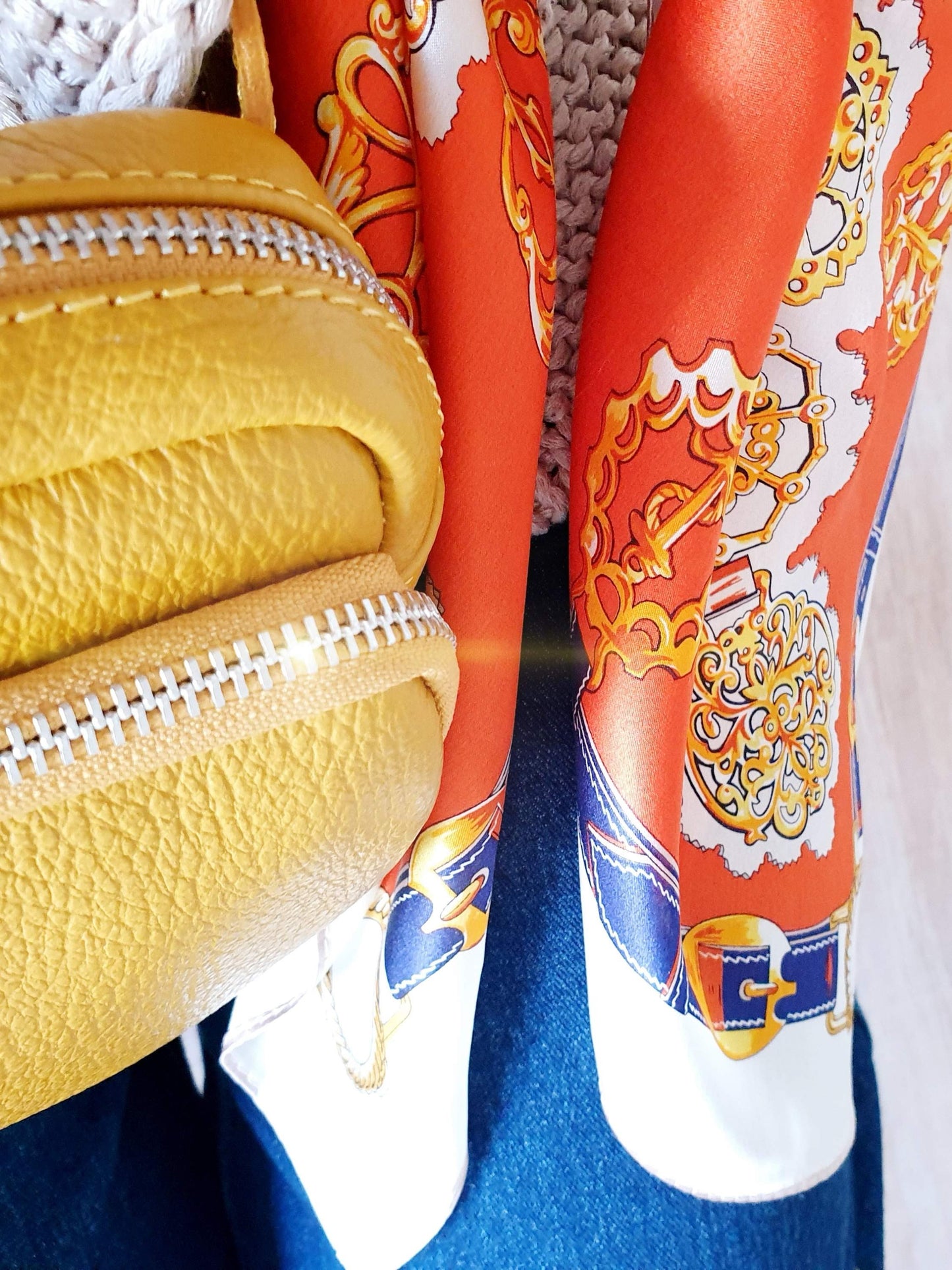 Nickituch aus Seide in Orange mit Muster in Blau und Gelb