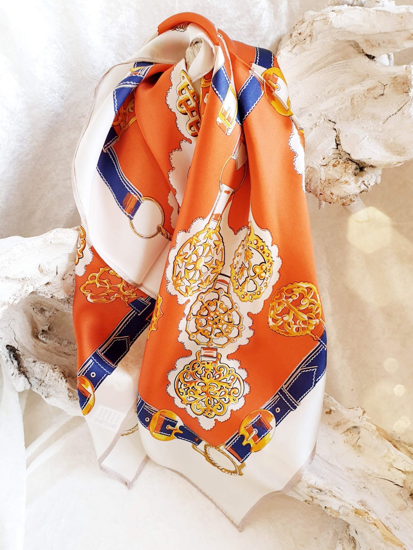 Nickituch aus Seide in Orange mit Muster in Blau und Gelb