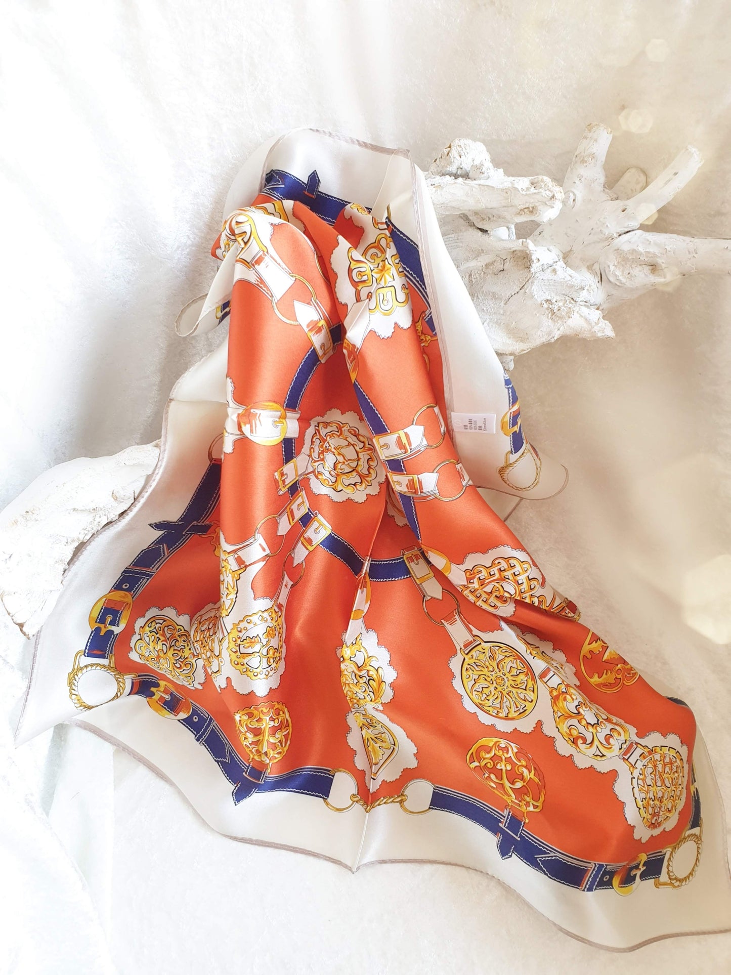 Nickituch aus Seide in Orange mit Muster in Blau und Gelb