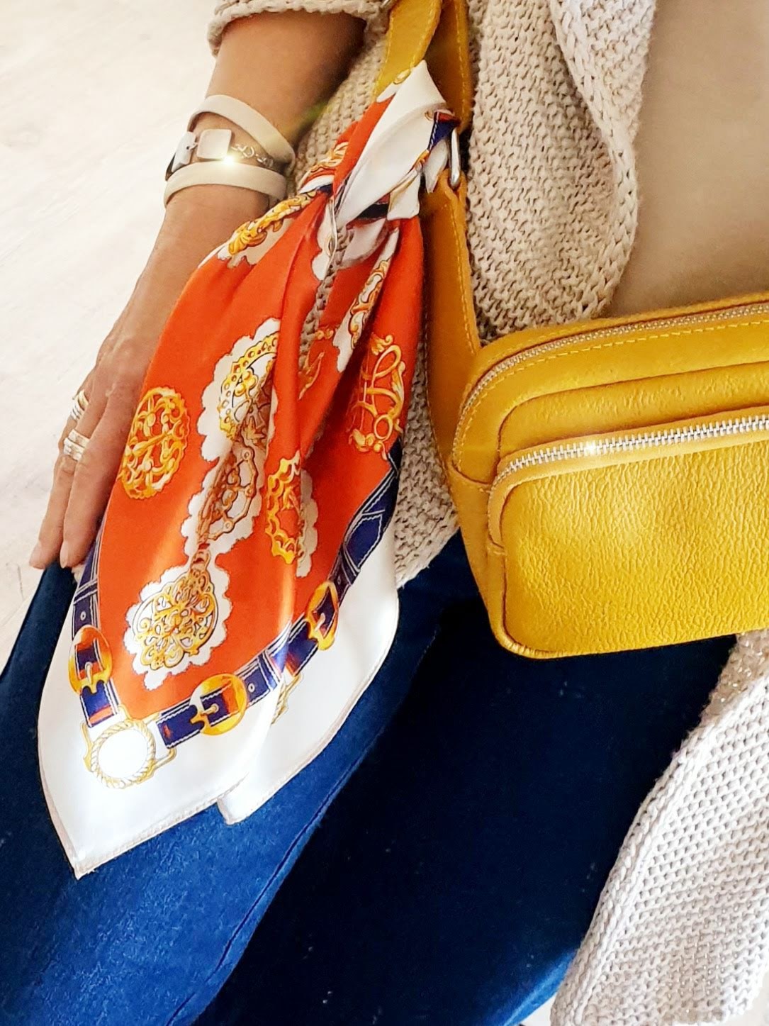 Nickituch aus Seide in Orange mit Muster in Blau und Gelb