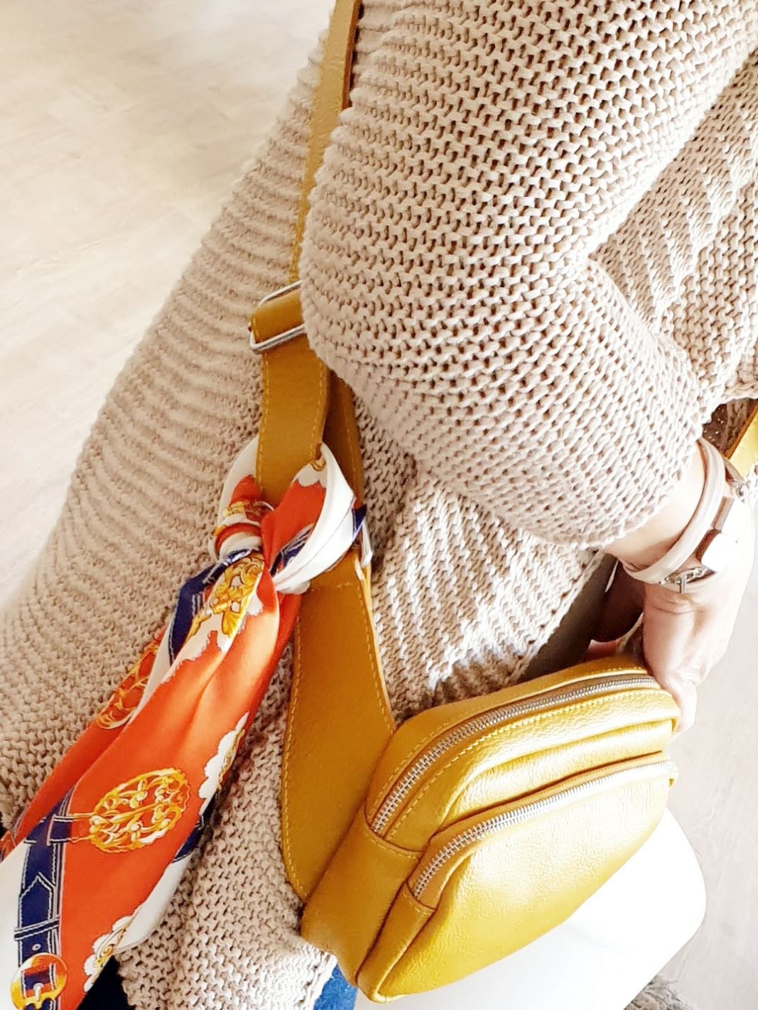 Nickituch aus Seide Orange Blau Gelb an Tasche