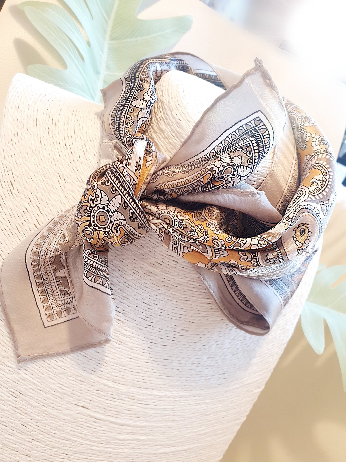Nickituch aus Seide mit Paisley Muster in taupe apricot