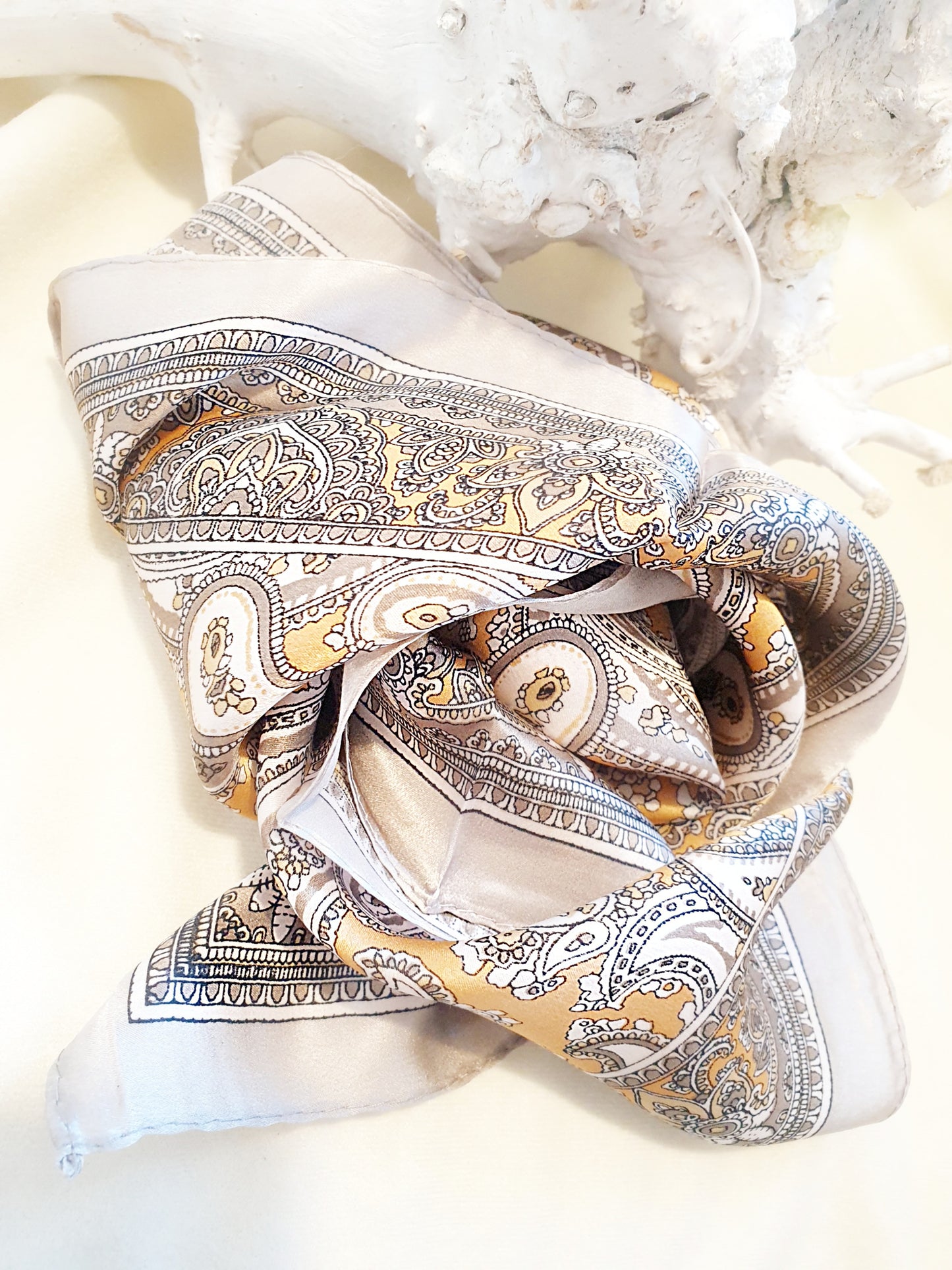 Nickituch aus Seide mit Paisley Muster in taupe apricot