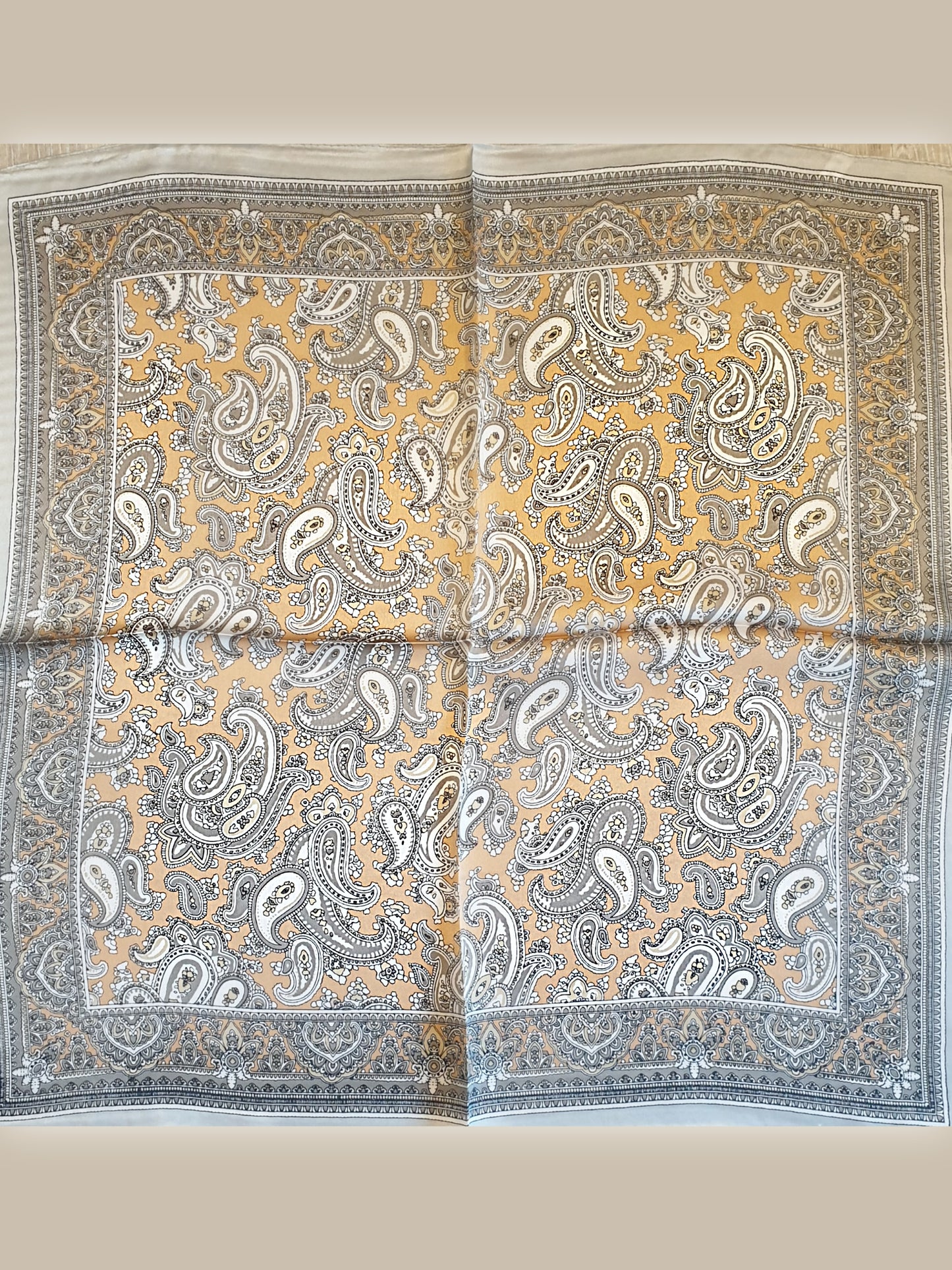 Nickituch aus Seide mit Paisley Muster in taupe apricot