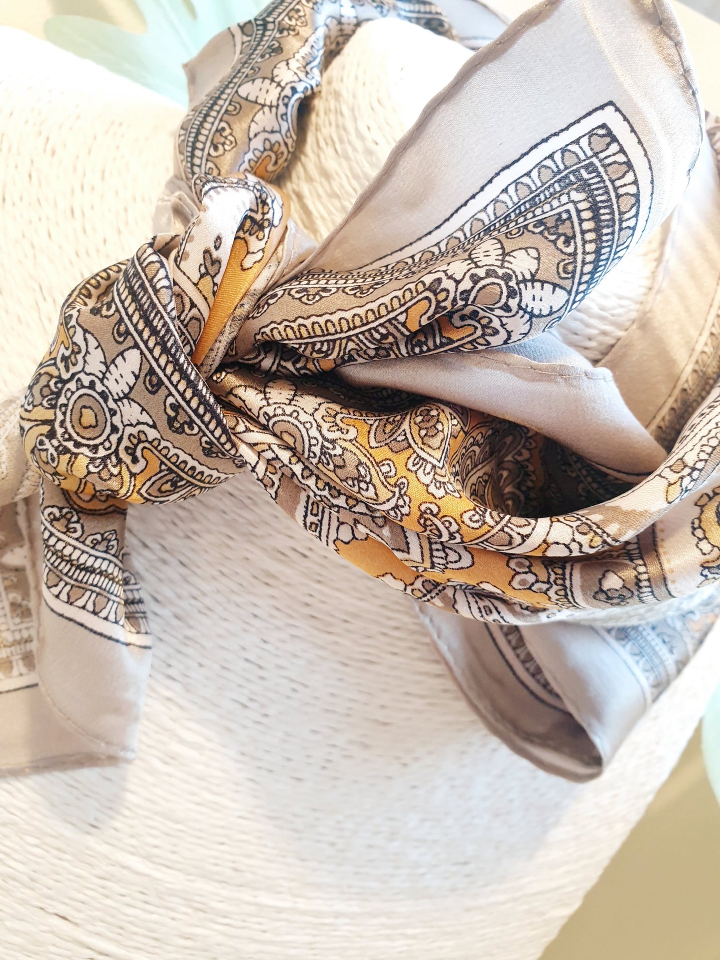 Nickituch aus Seide mit Paisley Muster in taupe apricot