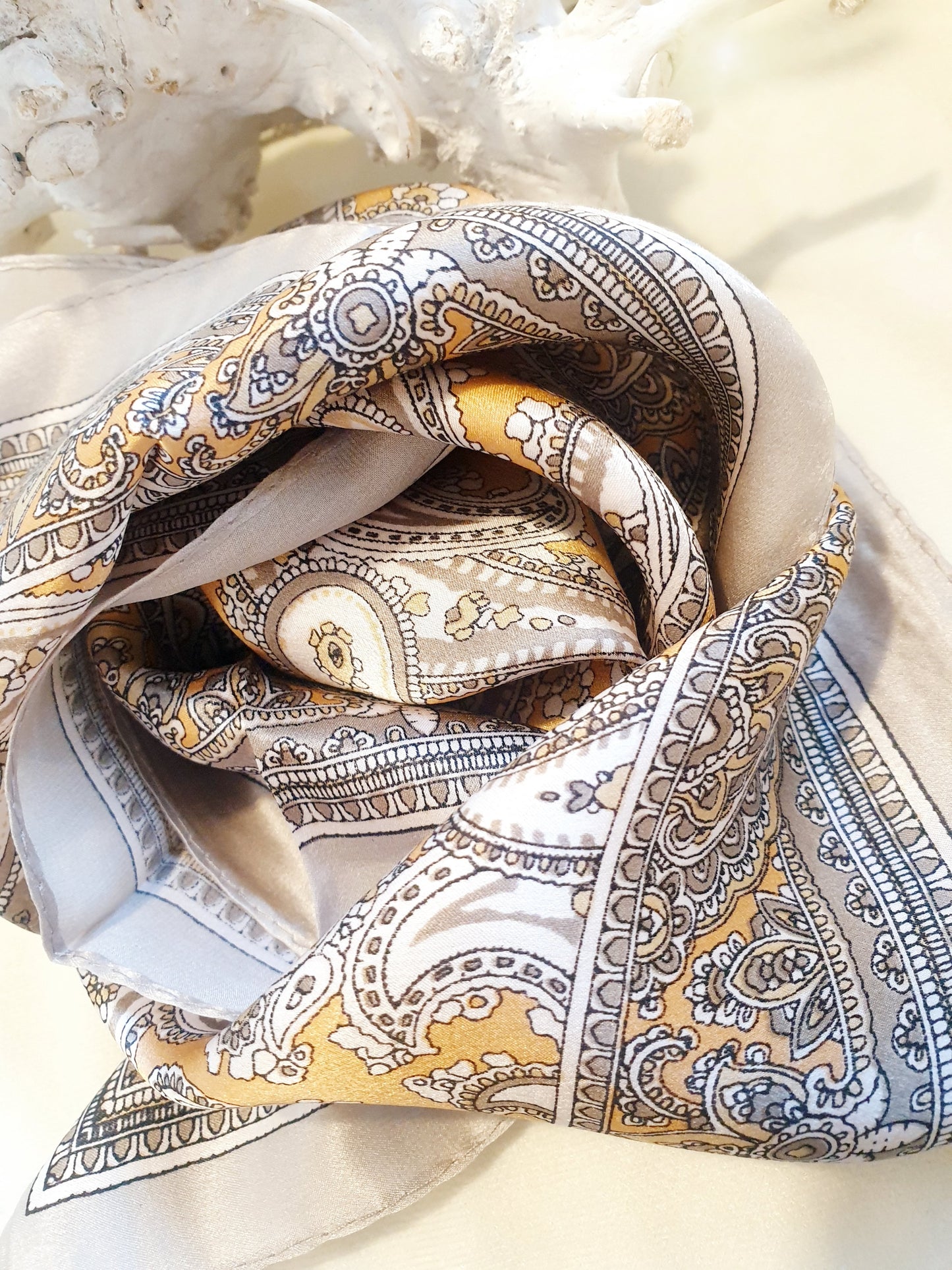 Nickituch aus Seide mit Paisley Muster in taupe apricot
