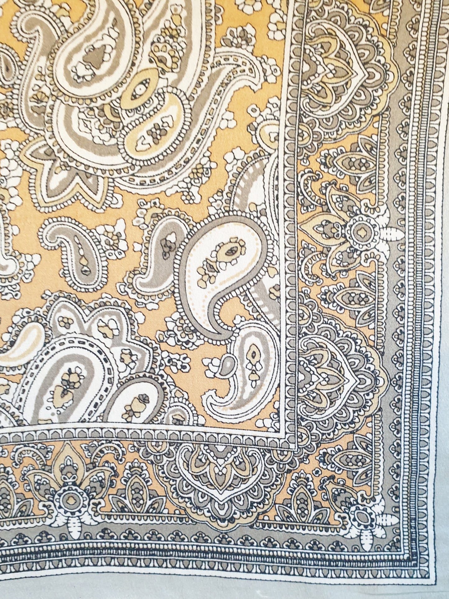 Nickituch aus Seide mit Paisley Muster in taupe apricot
