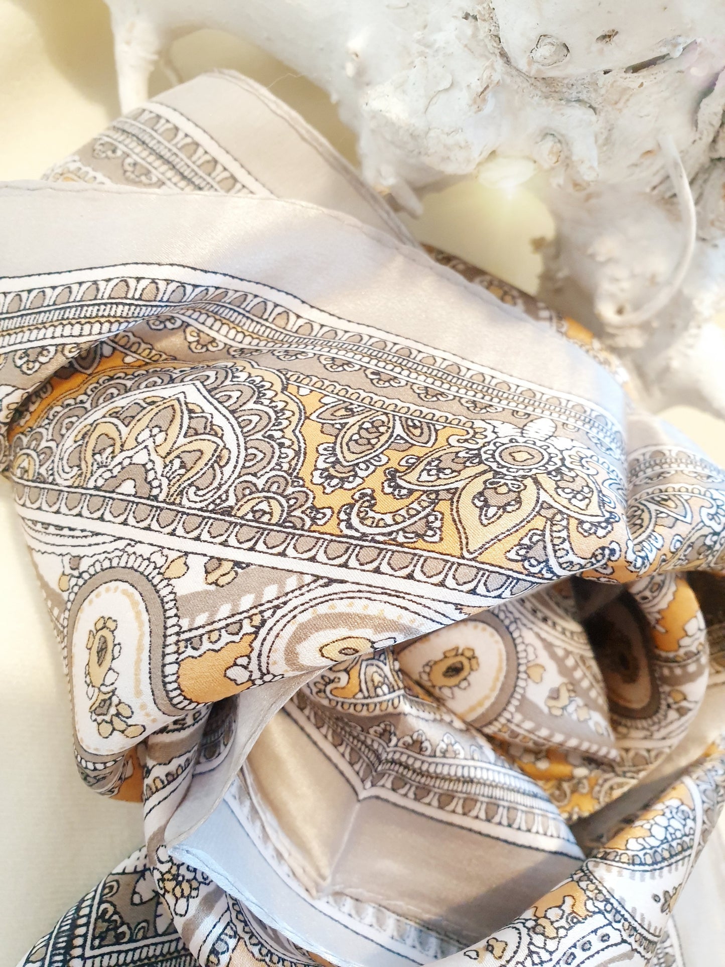 Nickituch aus Seide mit Paisley Muster in taupe apricot