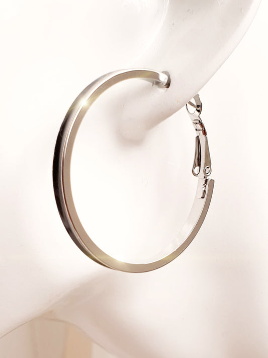 Große Creole aus Edelstahl in Silber mit schwarzer Emailleeinlage Seitenansicht