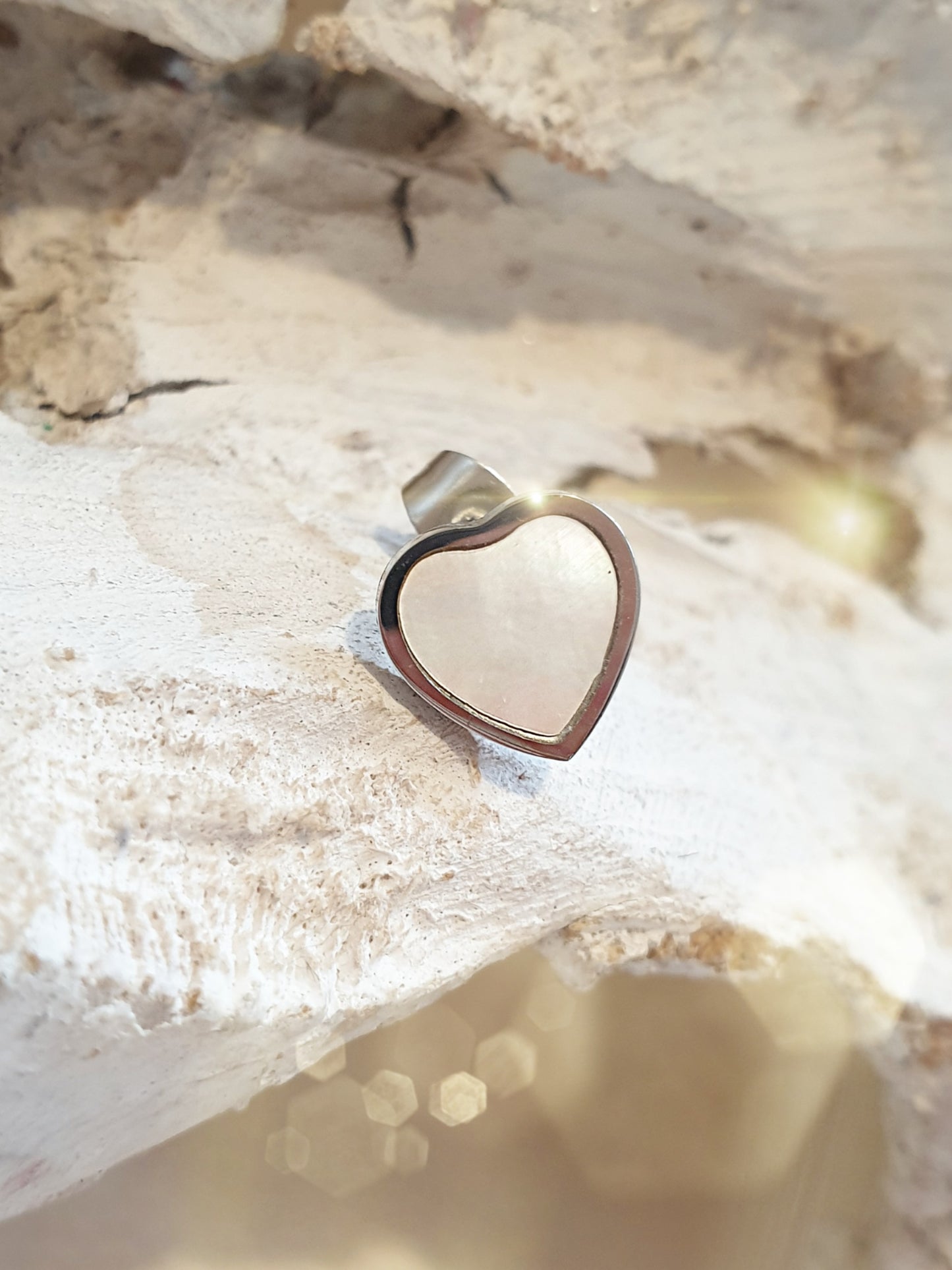 Ohrstecker in Herzform mit Perlmutt aus Edelstahl