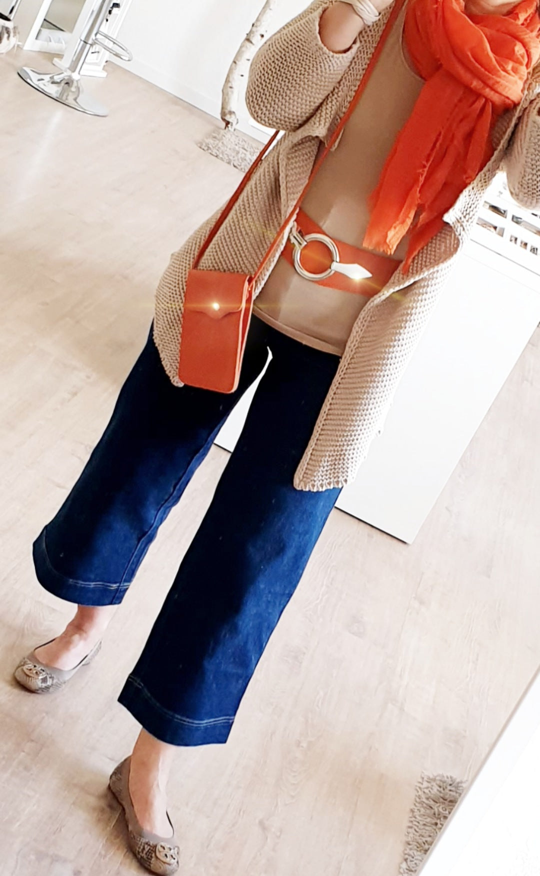 Outfit mit Accessoires in Orange