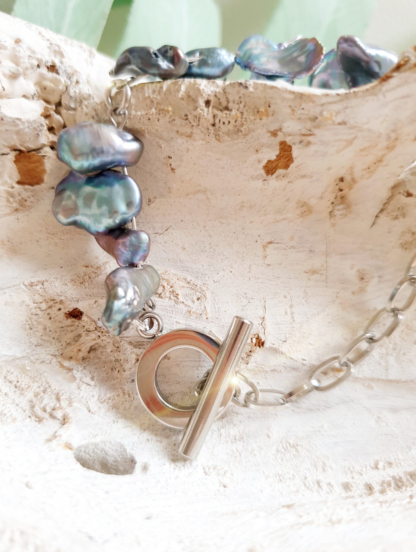 Asymetrisches Armband aus Edelstahl mit dunklen Barockperlen