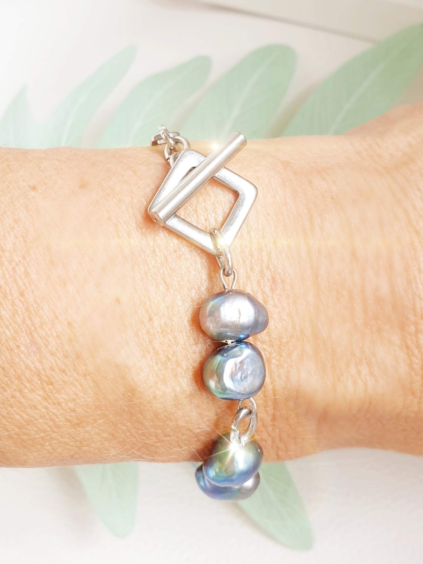 Armband mit blauen Barockperlen und Knebelverschluss