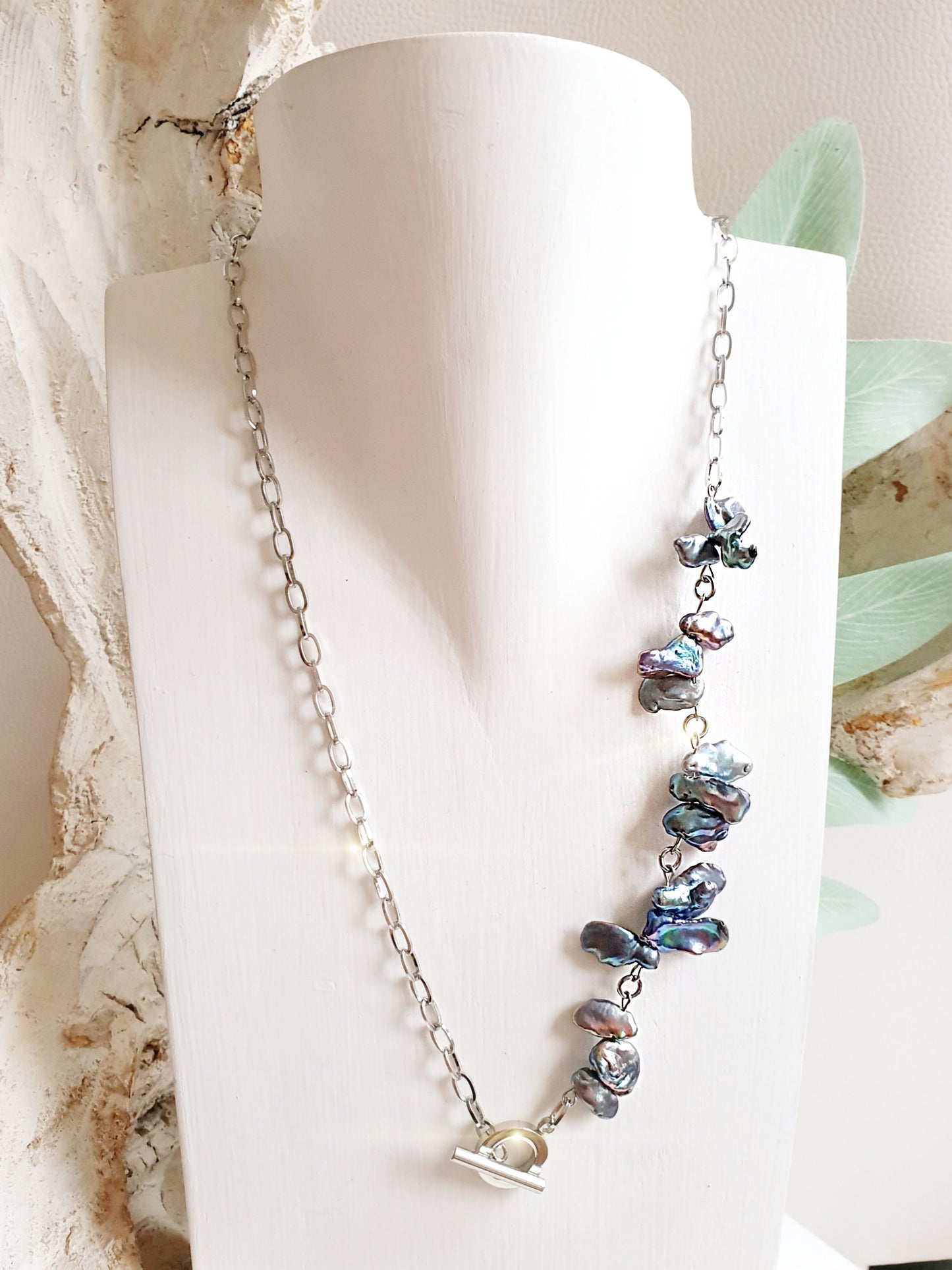 Asymmetrische Perlenkette mit dunklen Barockperlen
