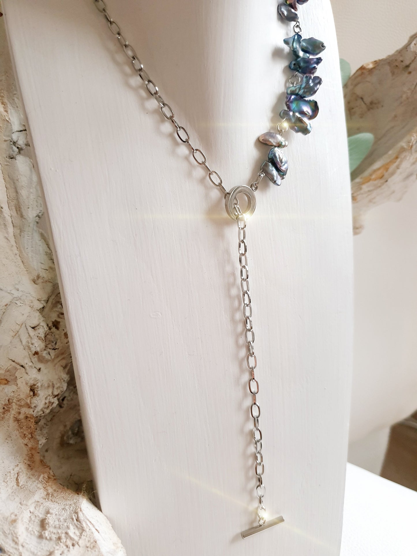 Asymmetrische Perlenkette mit dunklen Barockperlen