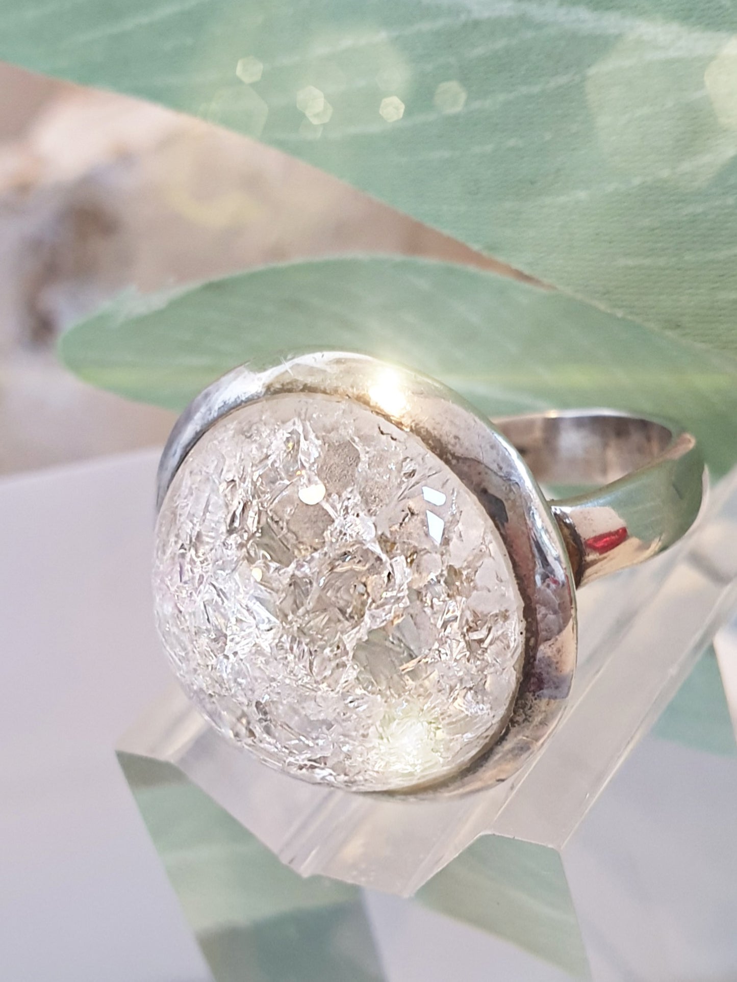 Ring aus Silber mit gecrashtem Bergkristall