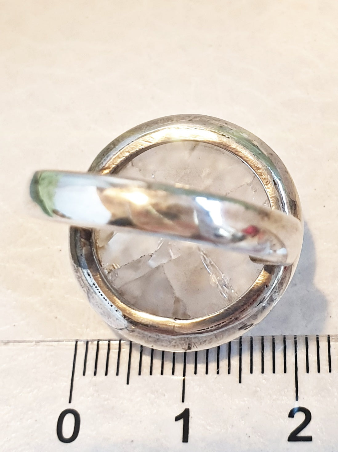 Ring aus Silber mit gecrashtem Bergkristall